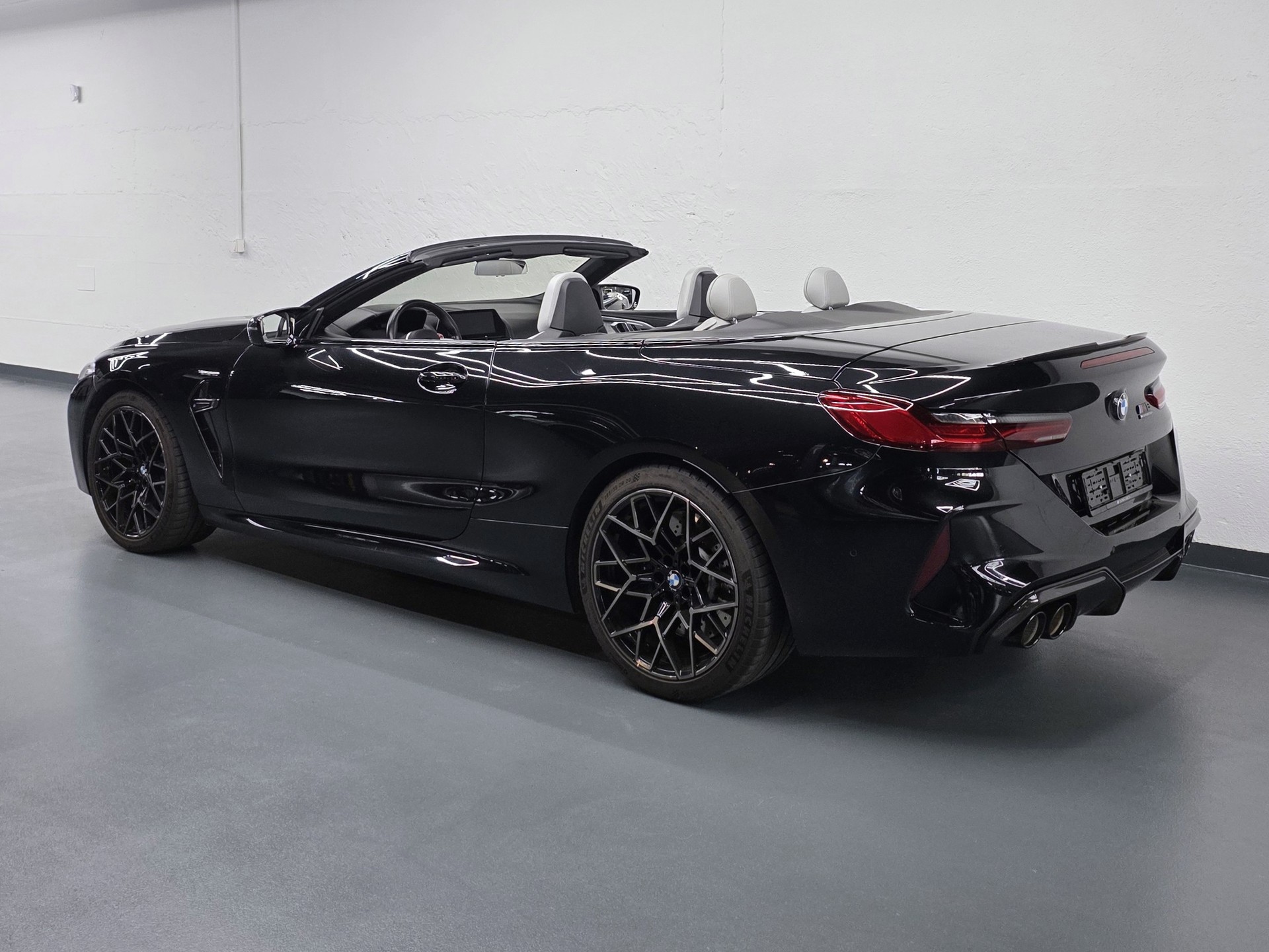 BMW M8 Competition xDrive Cabriolet-image-9