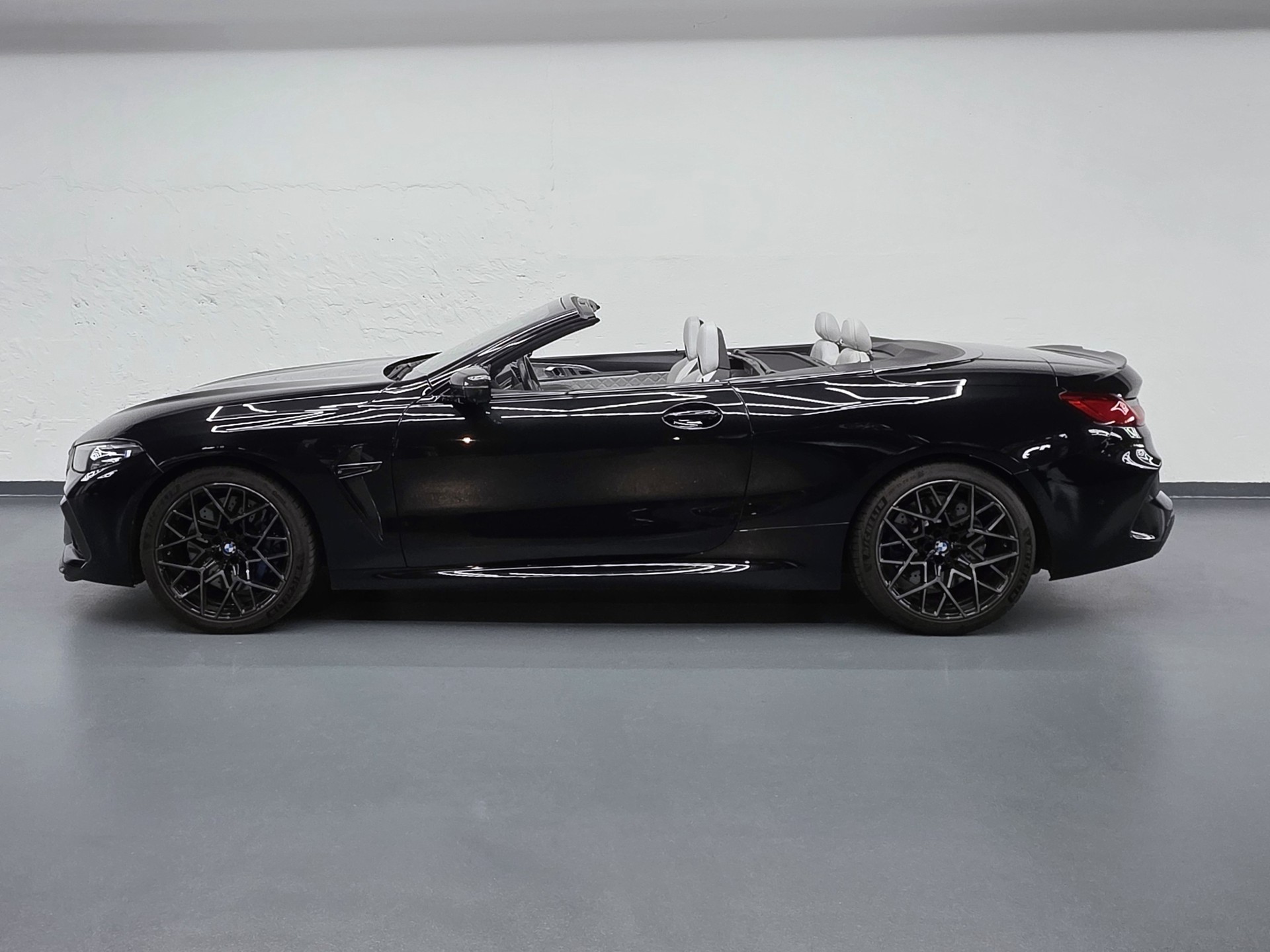 BMW M8 Competition xDrive Cabriolet-image-7