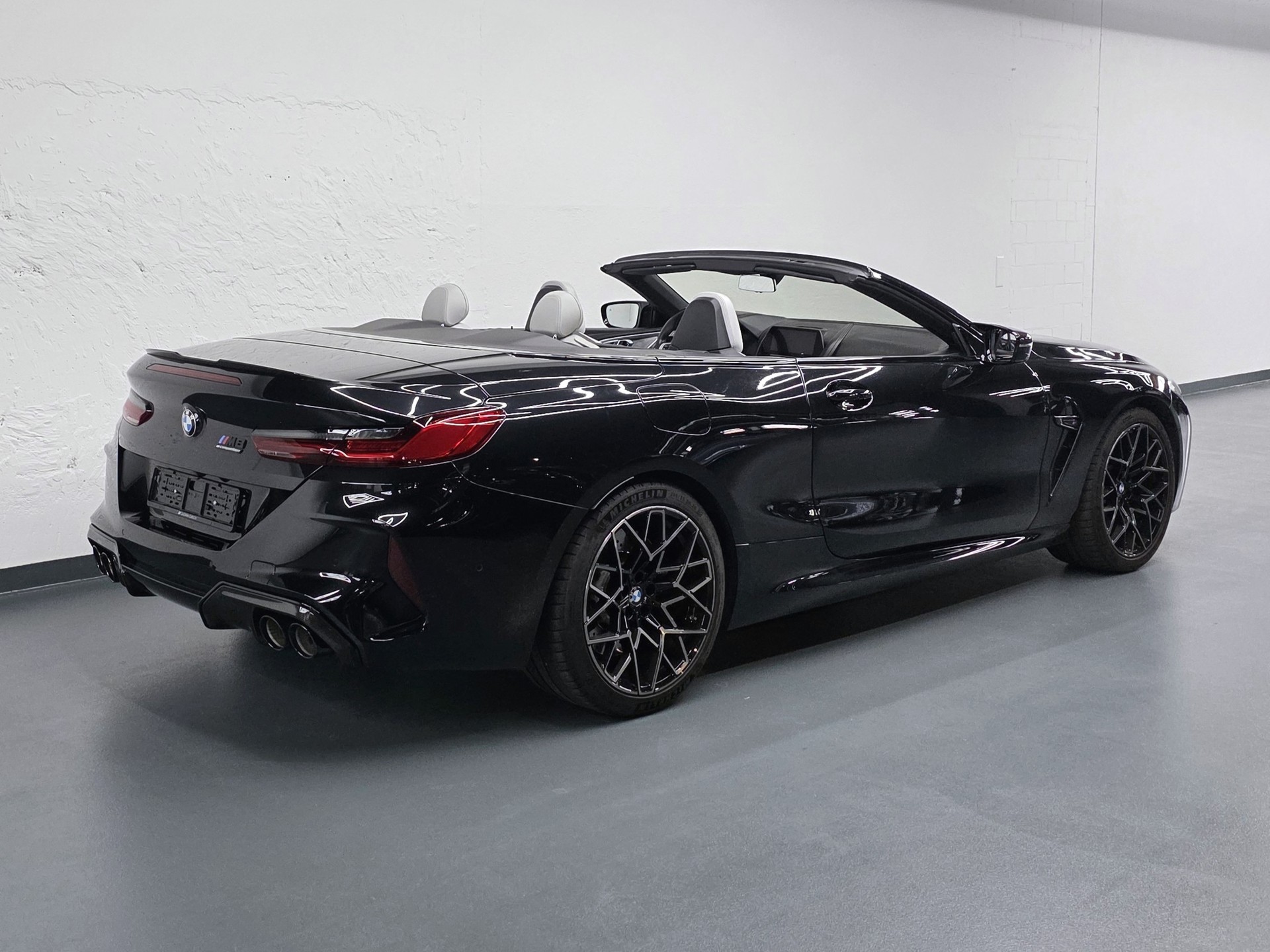 BMW M8 Competition xDrive Cabriolet-showroom-element-2