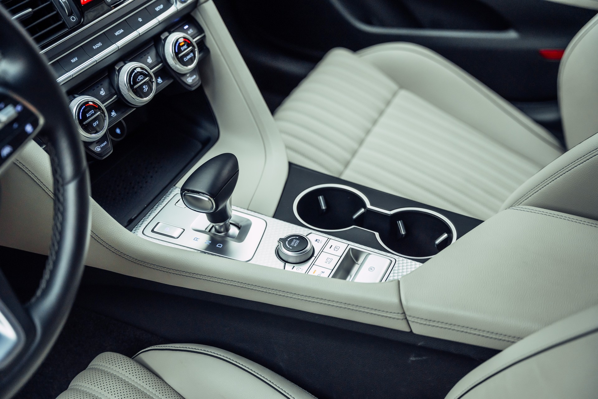 GENESIS G70 Shooting Brake 2.2 CRDI Sport AT8 AWD-image-9