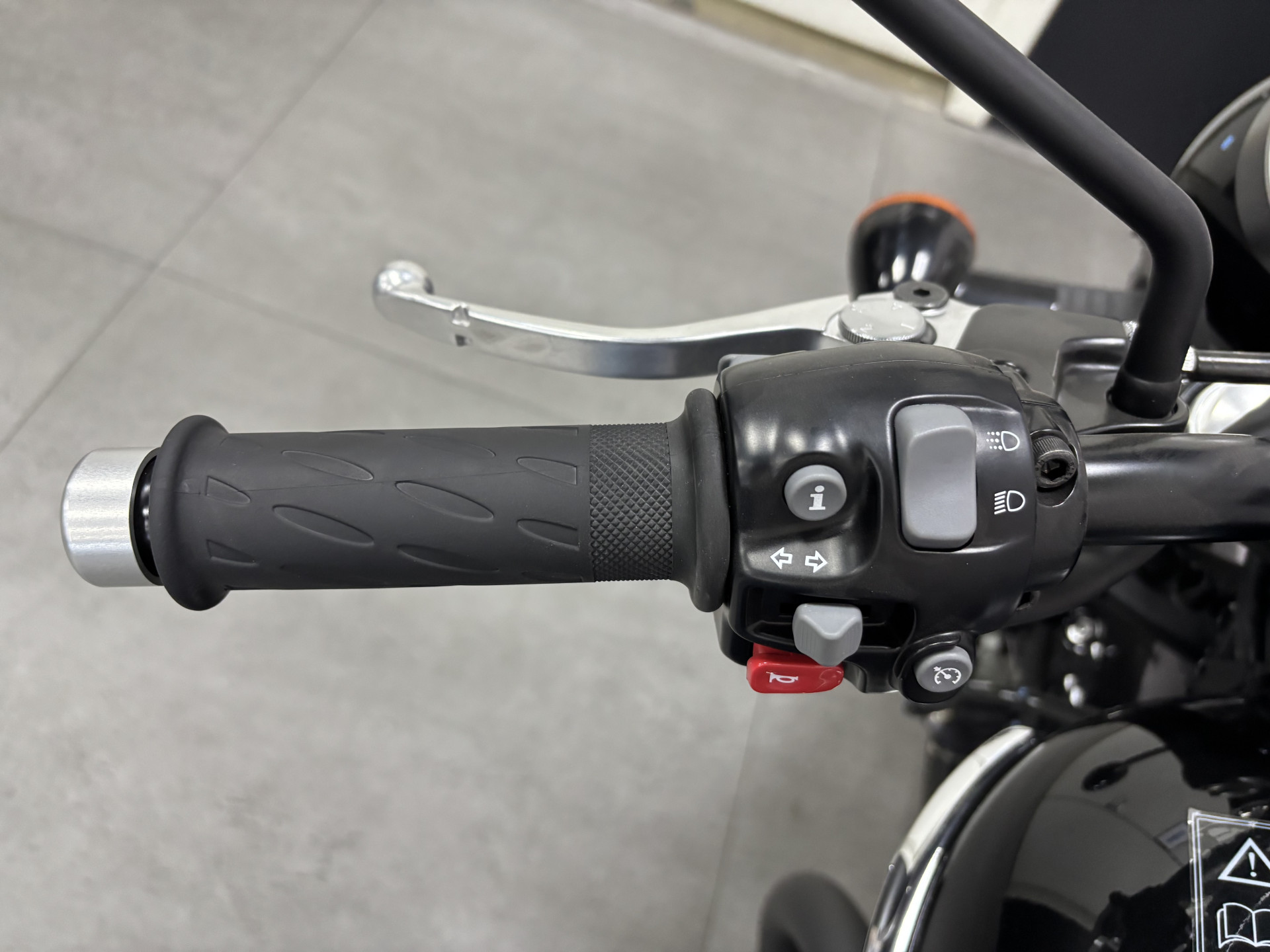 TRIUMPH Bonneville T120 Black-image-6