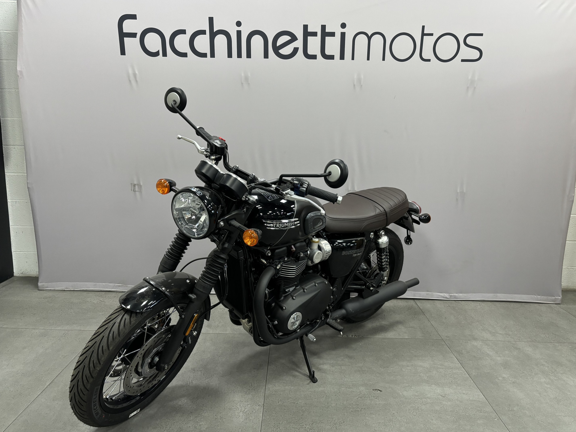 TRIUMPH Bonneville T120 Black-showroom-element-2