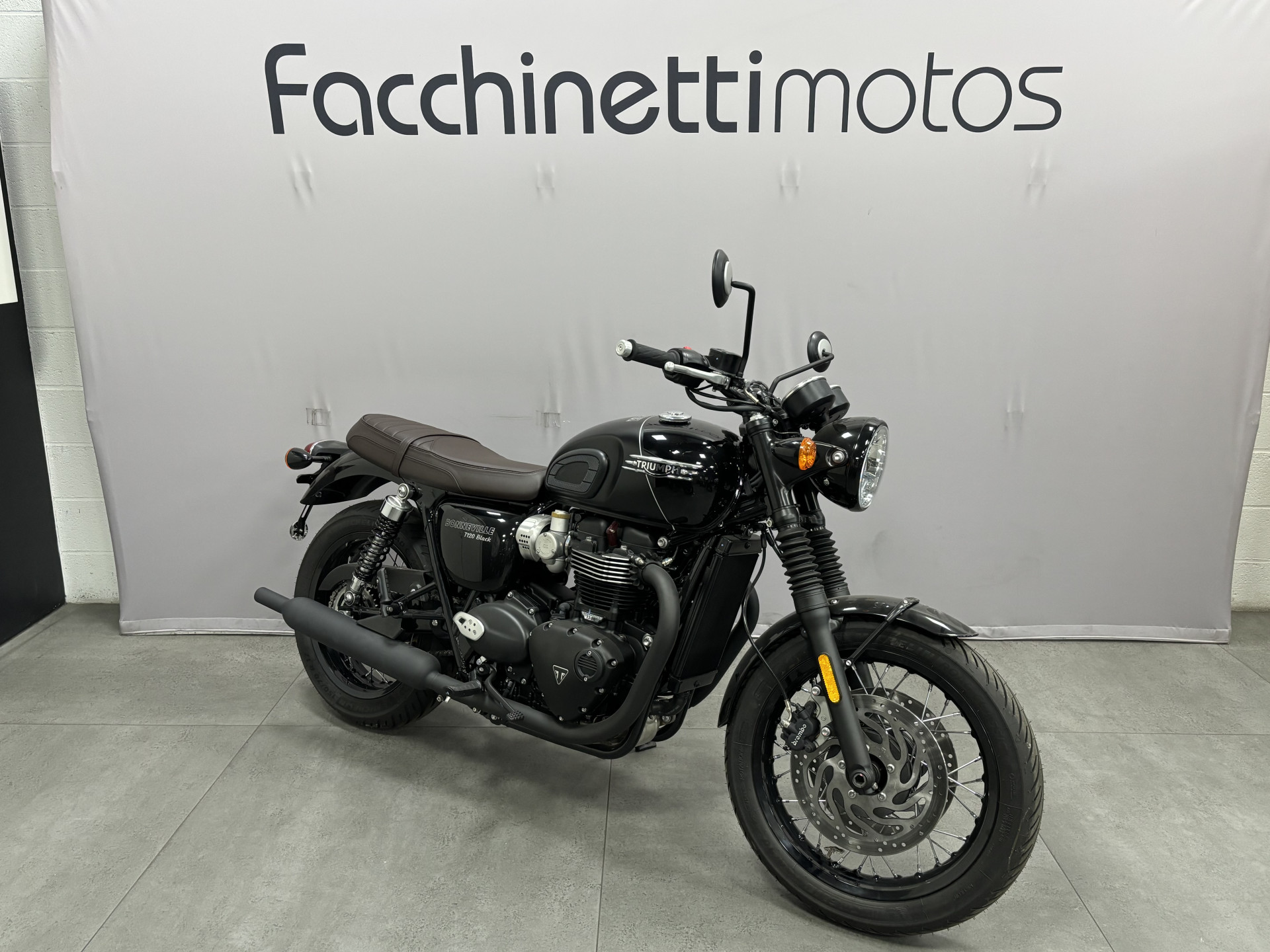 TRIUMPH Bonneville T120 Black-showroom-element-1
