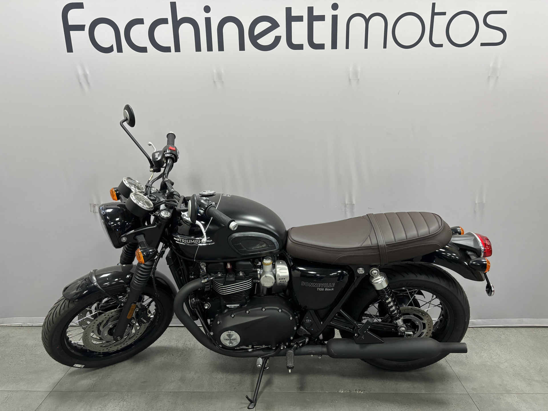 TRIUMPH Bonneville T120 Black-showroom-element-3