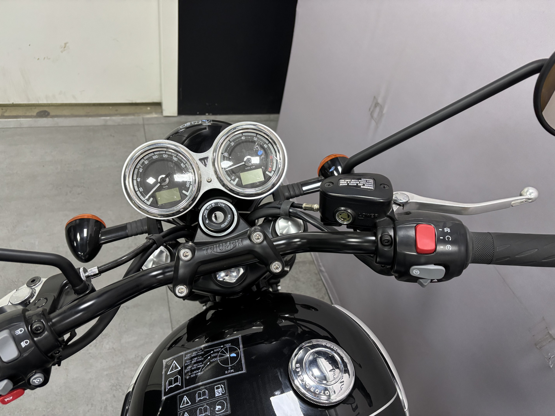 TRIUMPH Bonneville T120 Black-image-4