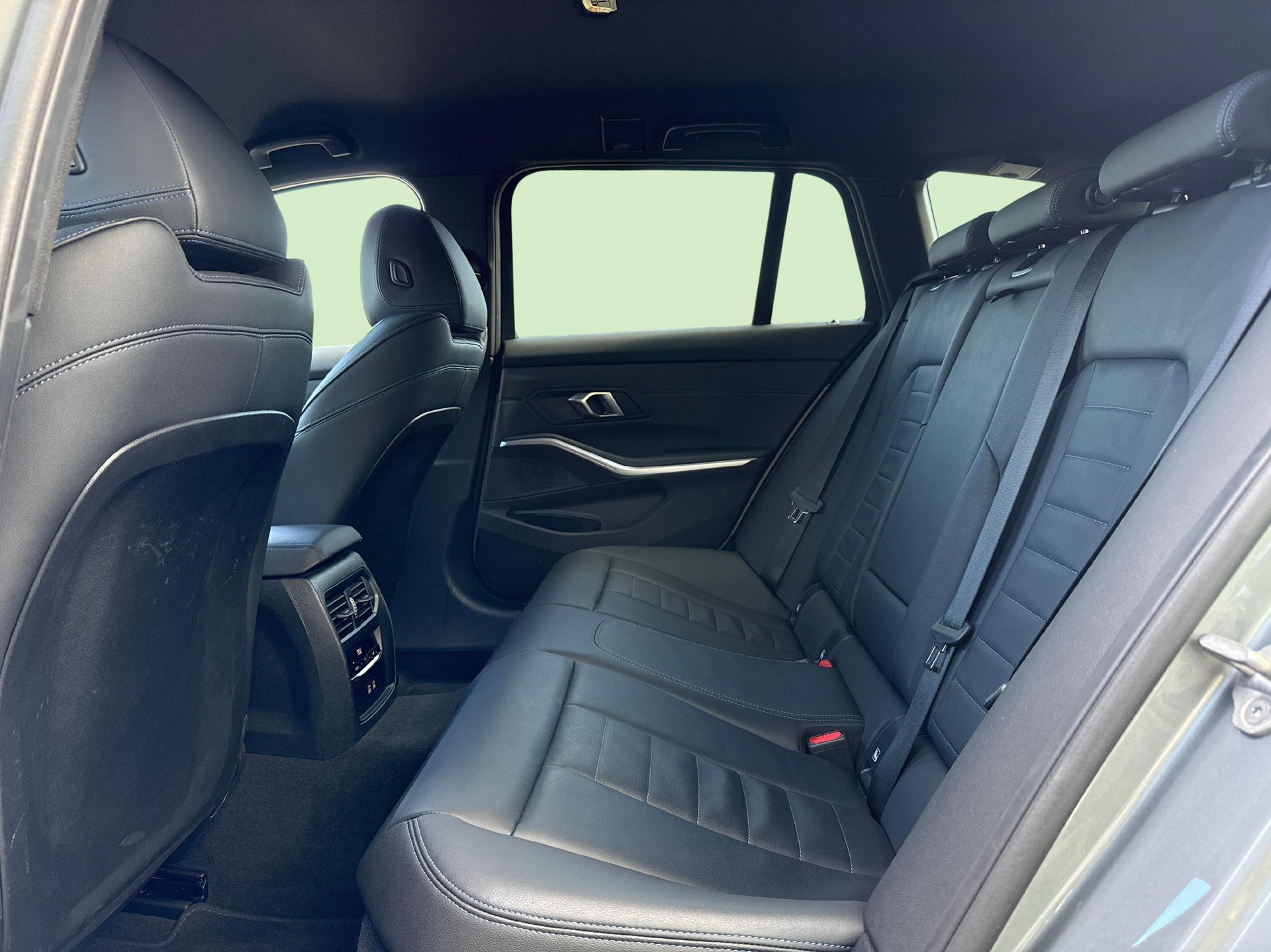 BMW 320d xDrive SAG Touring-image-17
