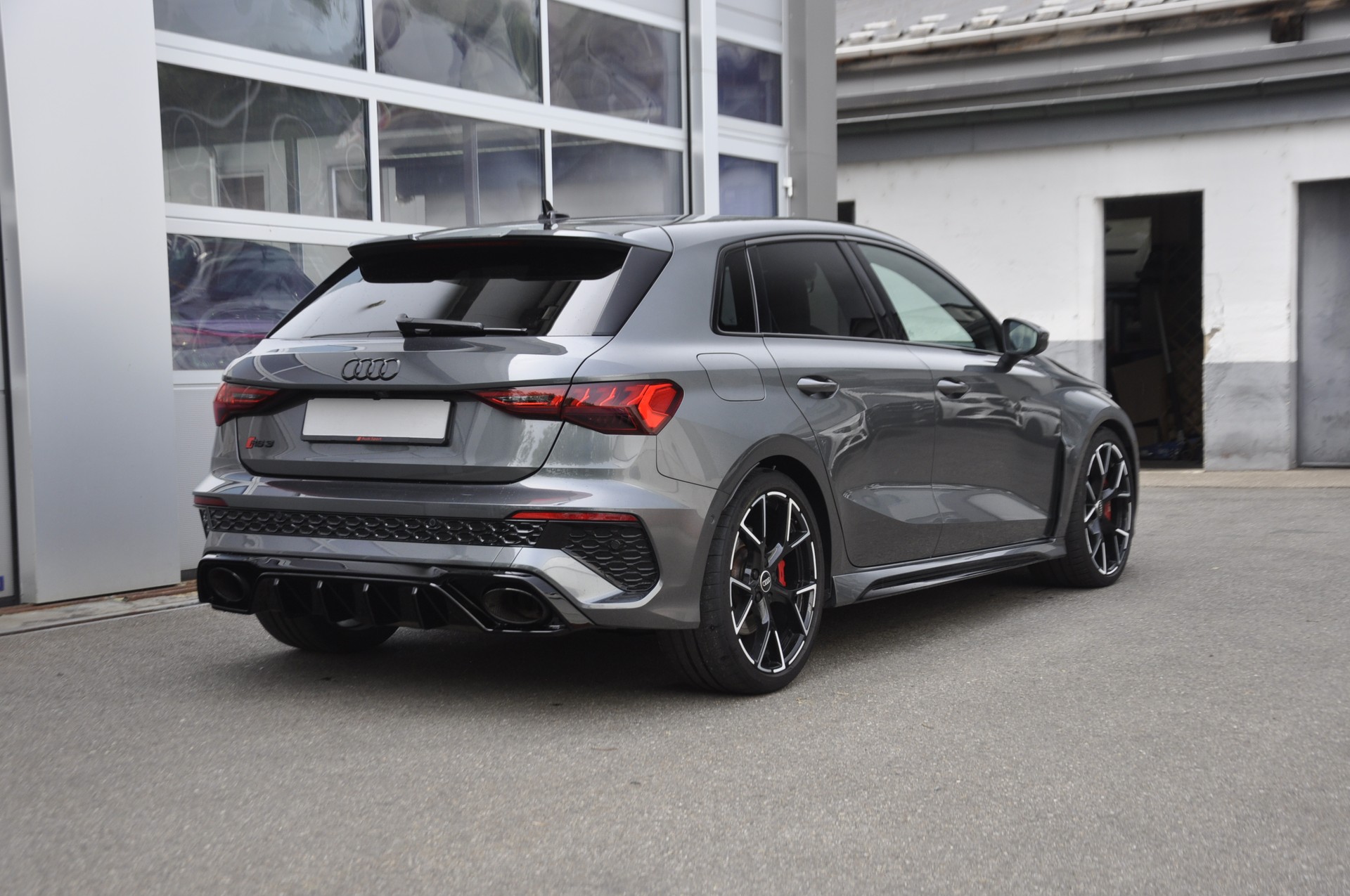 AUDI RS3 Sportback 2.5 TSI quattro S-tronic-image-2