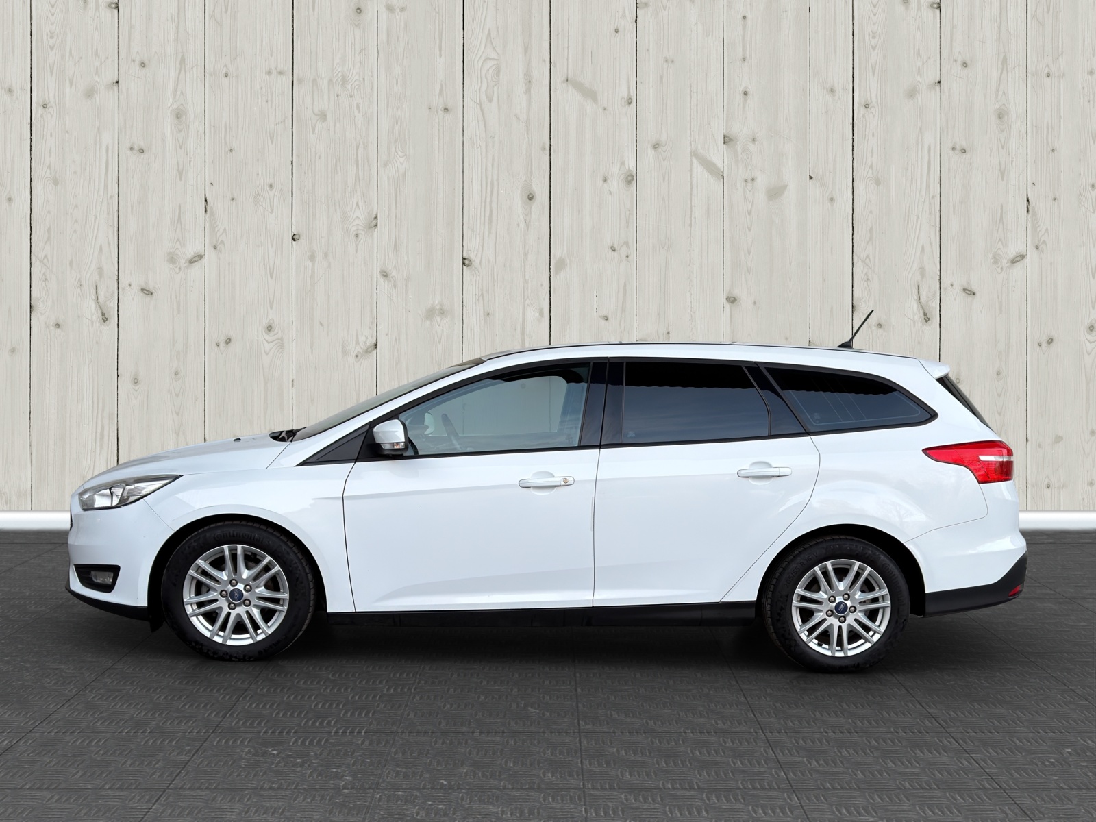 FORD Focus 1.0 SCTi Red Edition Automatic-image-3