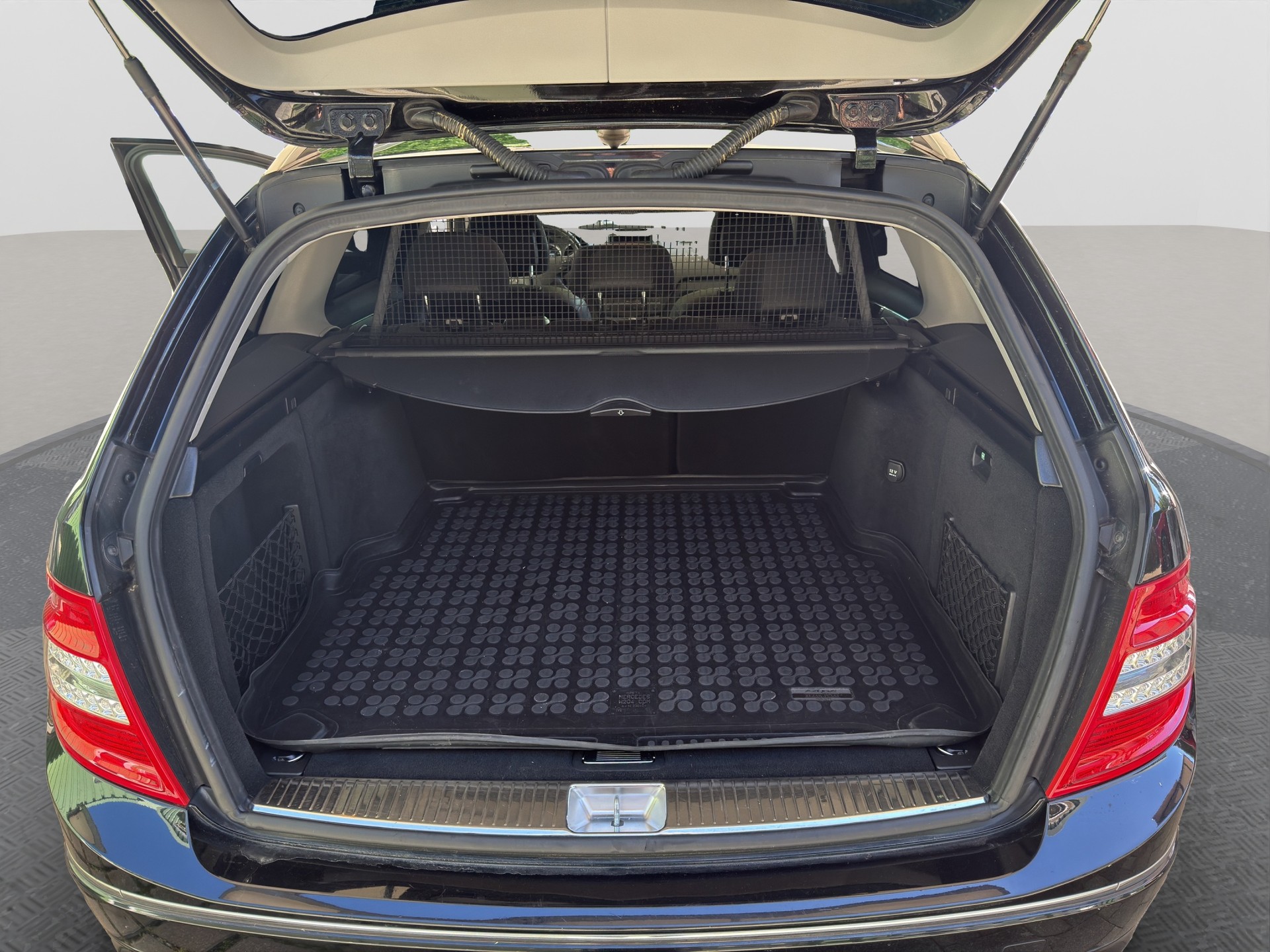 MERCEDES-BENZ C 200 CGI BlueEfficiency Avantgarde Automatic-image-16