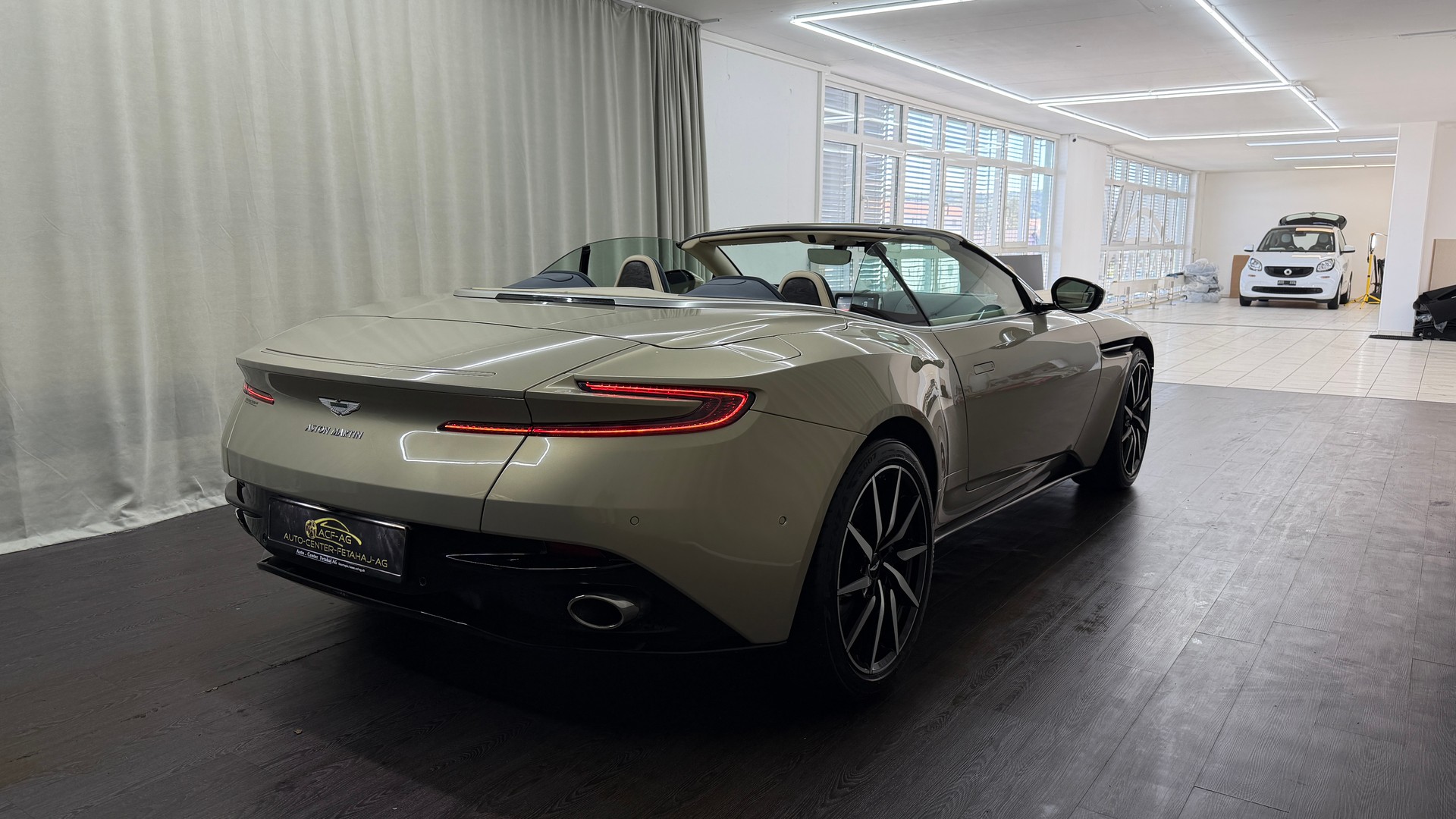 ASTON MARTIN DB11 V8 Volante Touchtronic 3-showroom-element-3