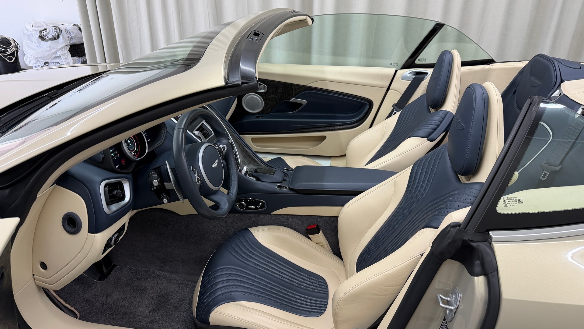 ASTON MARTIN DB11 V8 Volante Touchtronic 3-image-6