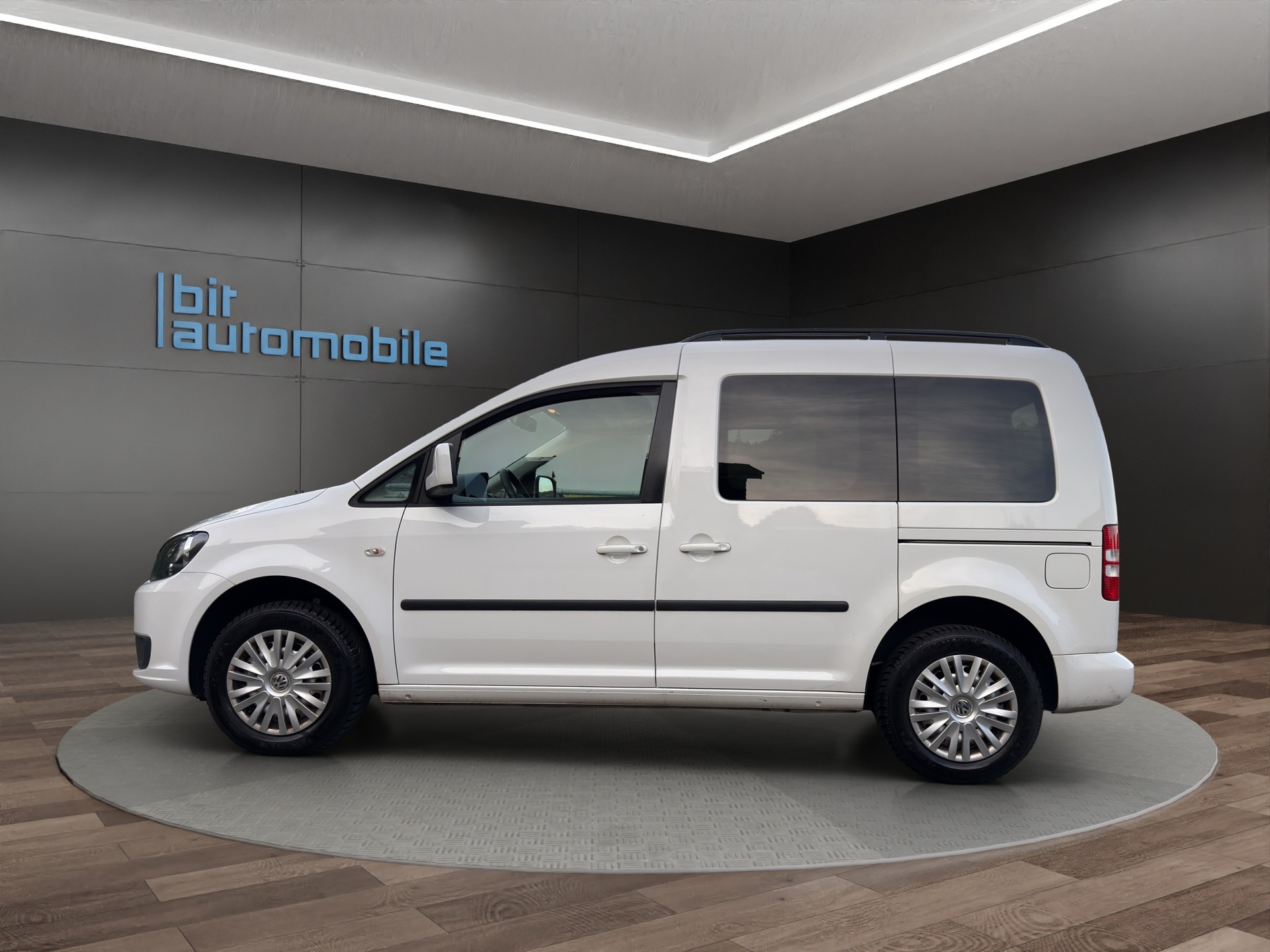 VW Caddy Tramper 1.6TDI BlueMotion Technology-image-2