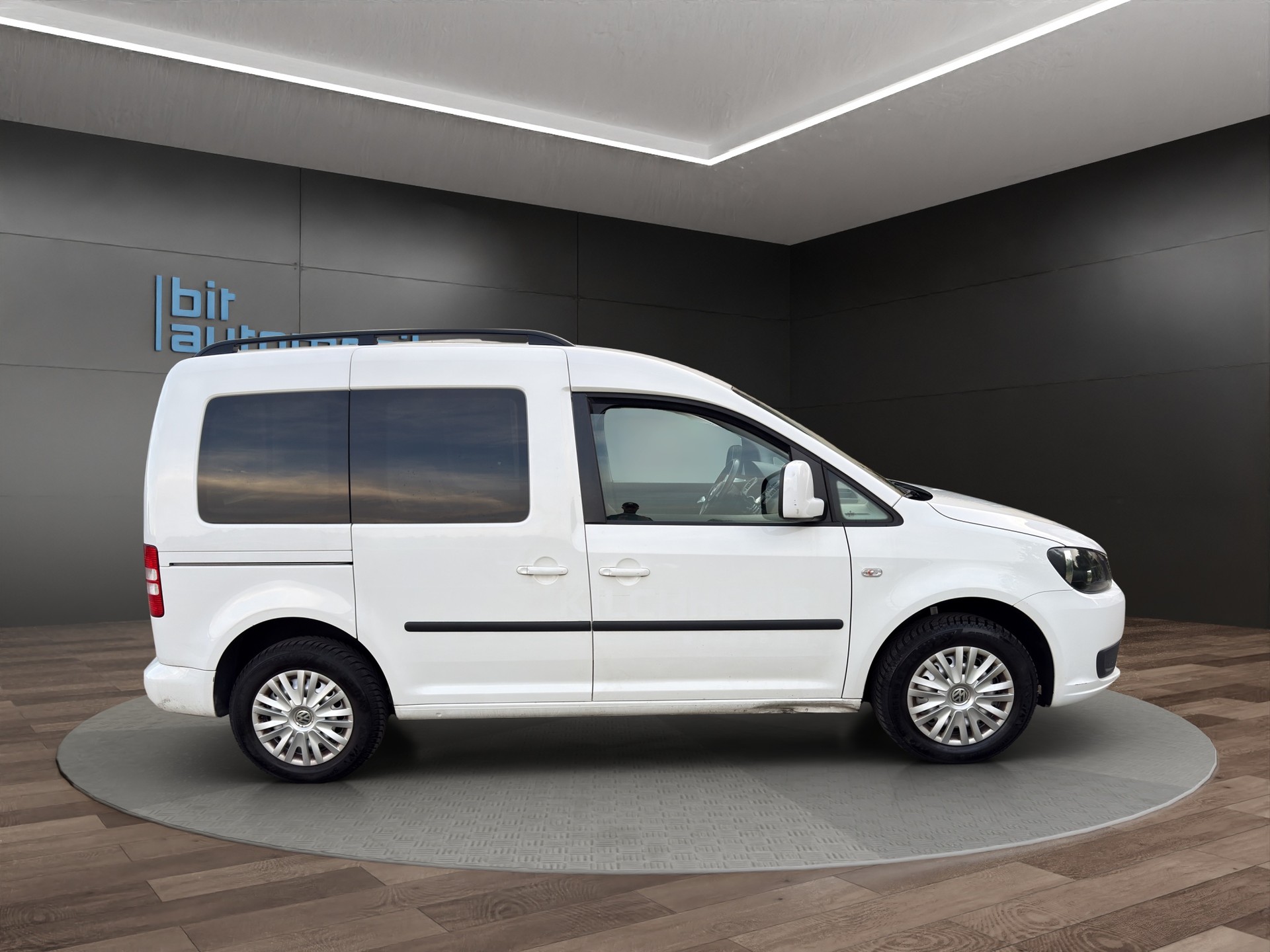 VW Caddy Tramper 1.6TDI BlueMotion Technology-image-8