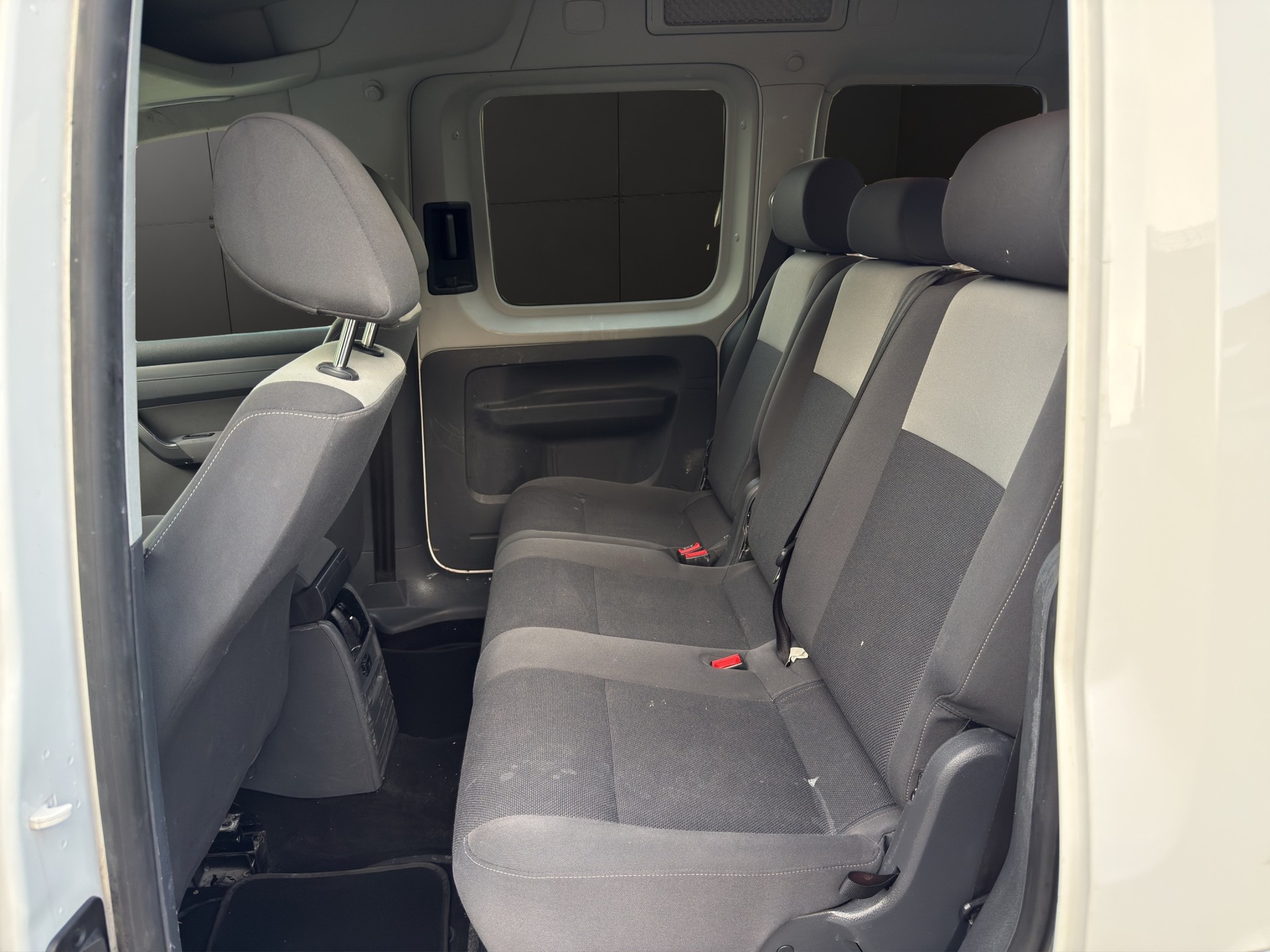 VW Caddy Tramper 1.6TDI BlueMotion Technology-image-14