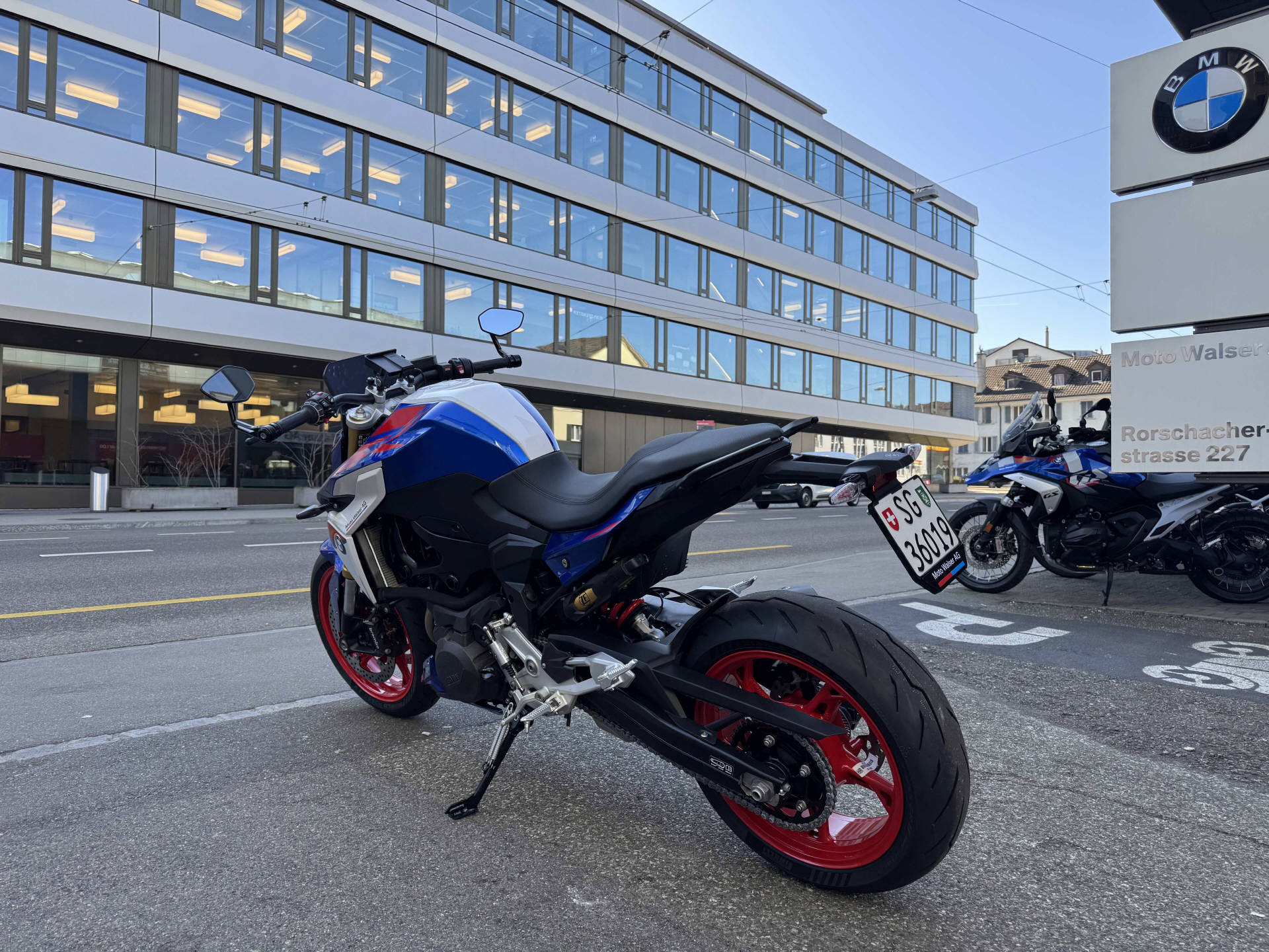 BMW F 900 R A2-showroom-element-2