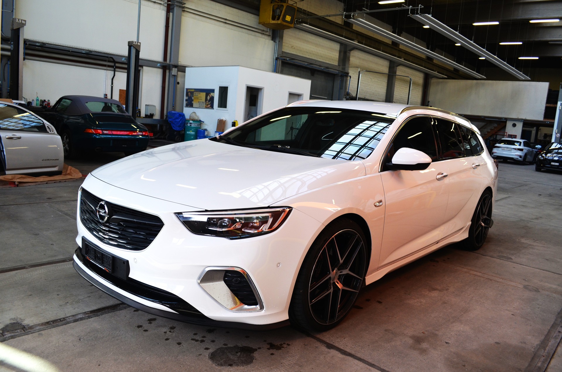 OPEL Insignia 2.0 T Sports Tourer GSI 4WD Automat-image-2