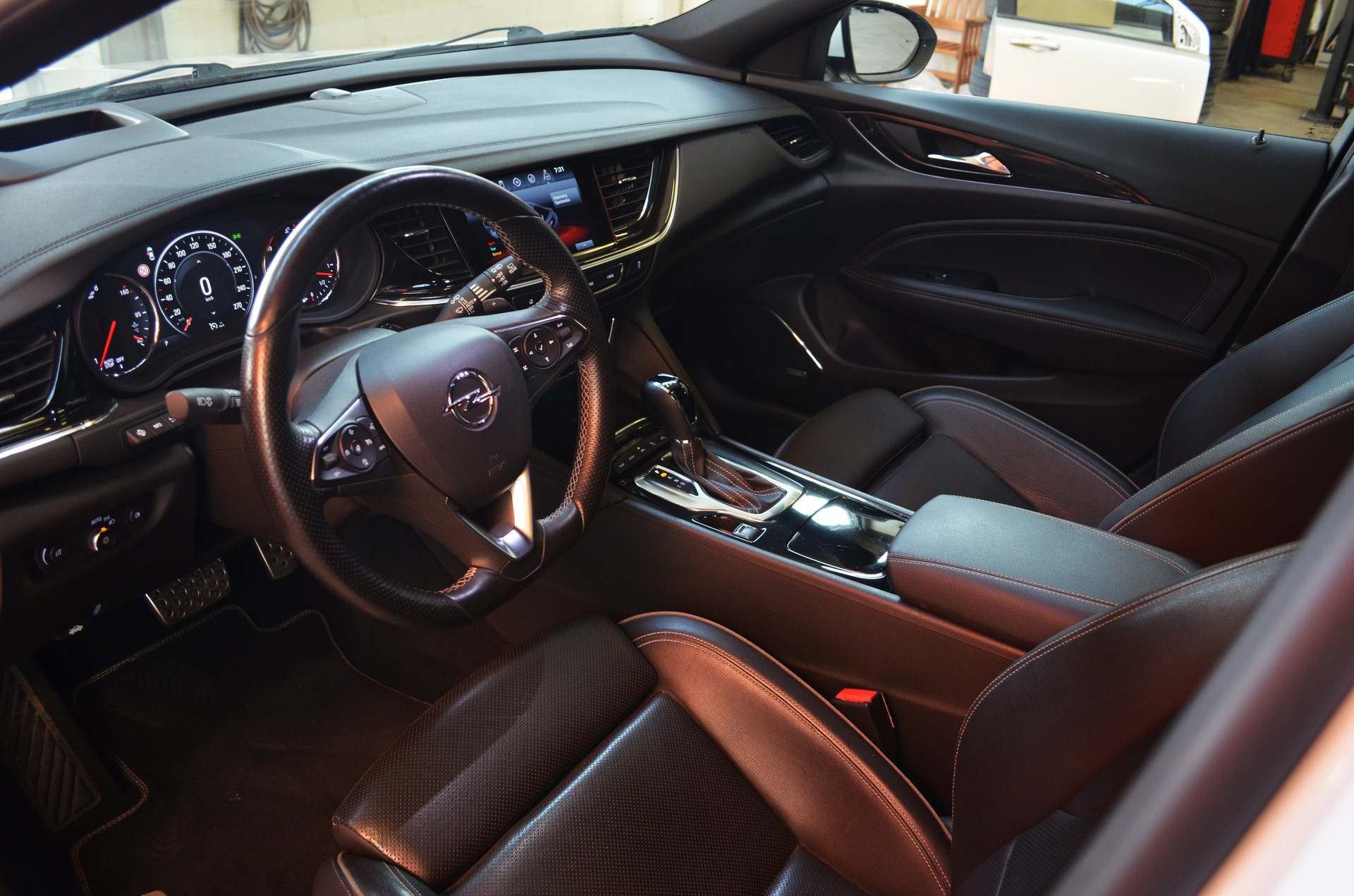 OPEL Insignia 2.0 T Sports Tourer GSI 4WD Automat-image-7