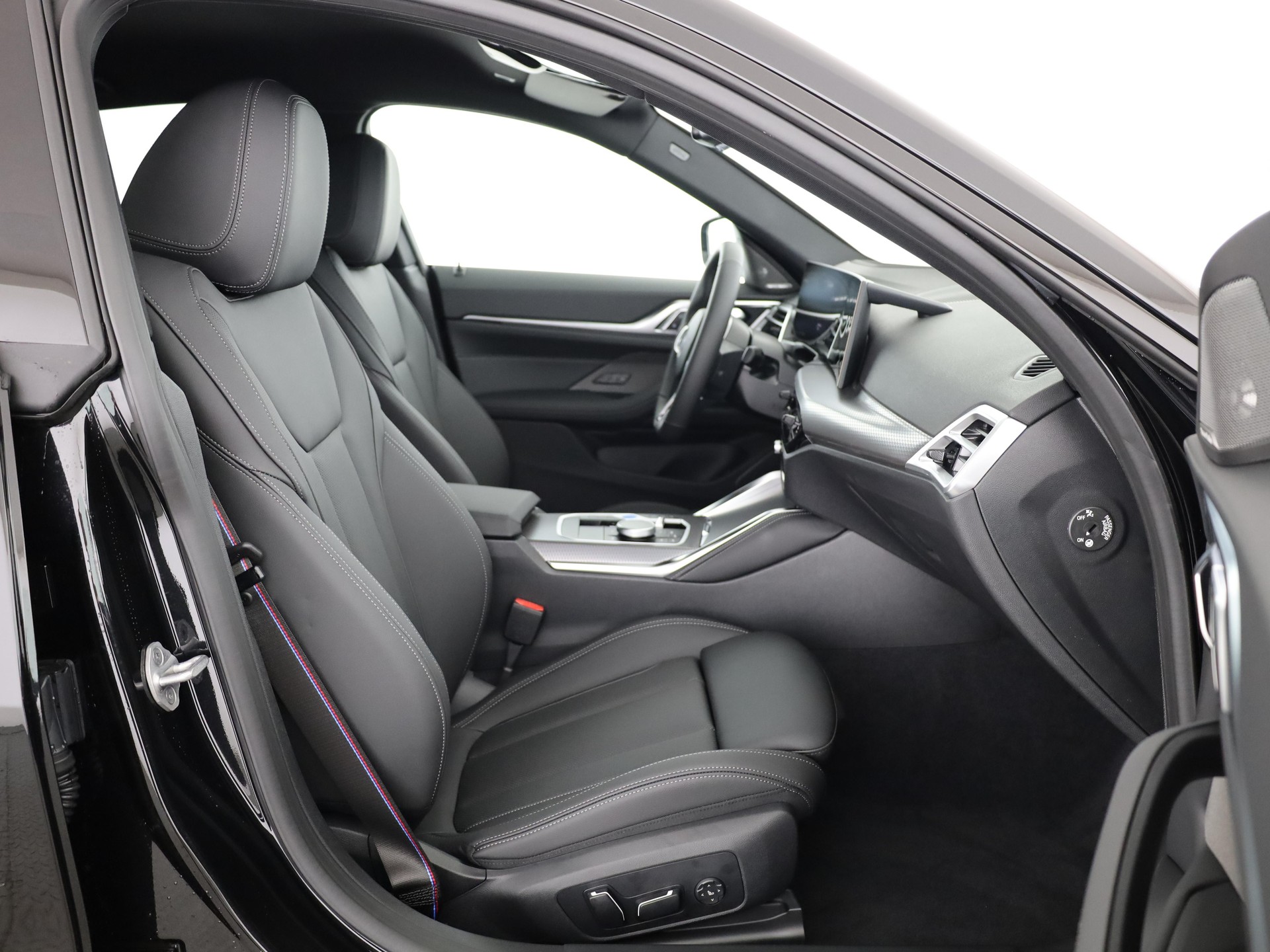 BMW i4 xDrive40-image-16