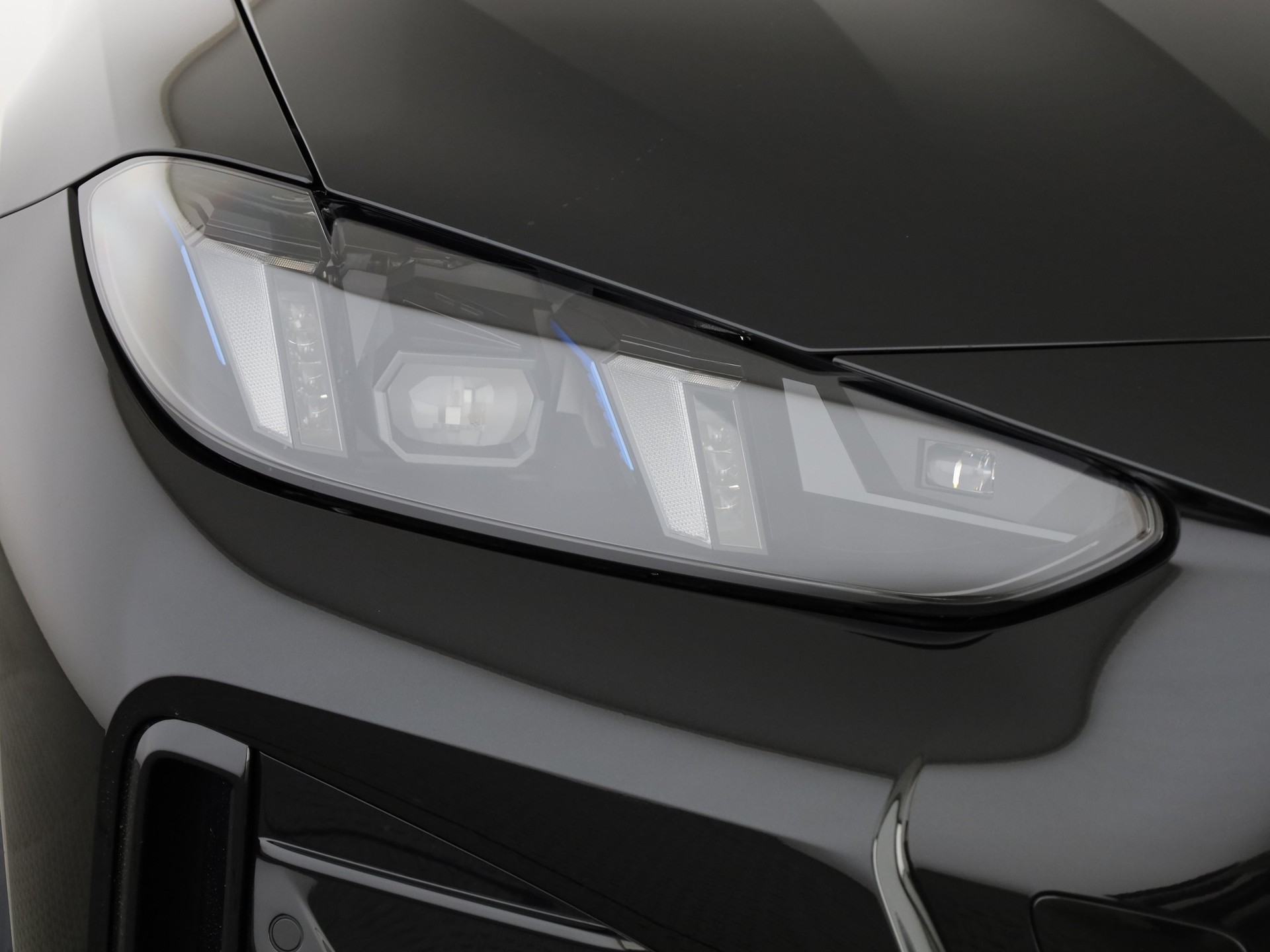 BMW i4 xDrive40-image-5
