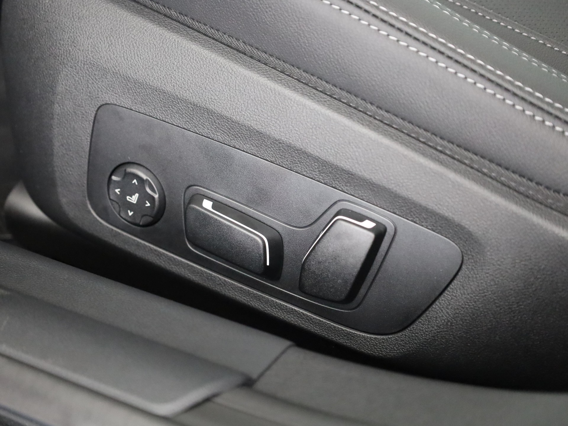 BMW i4 xDrive40-image-11