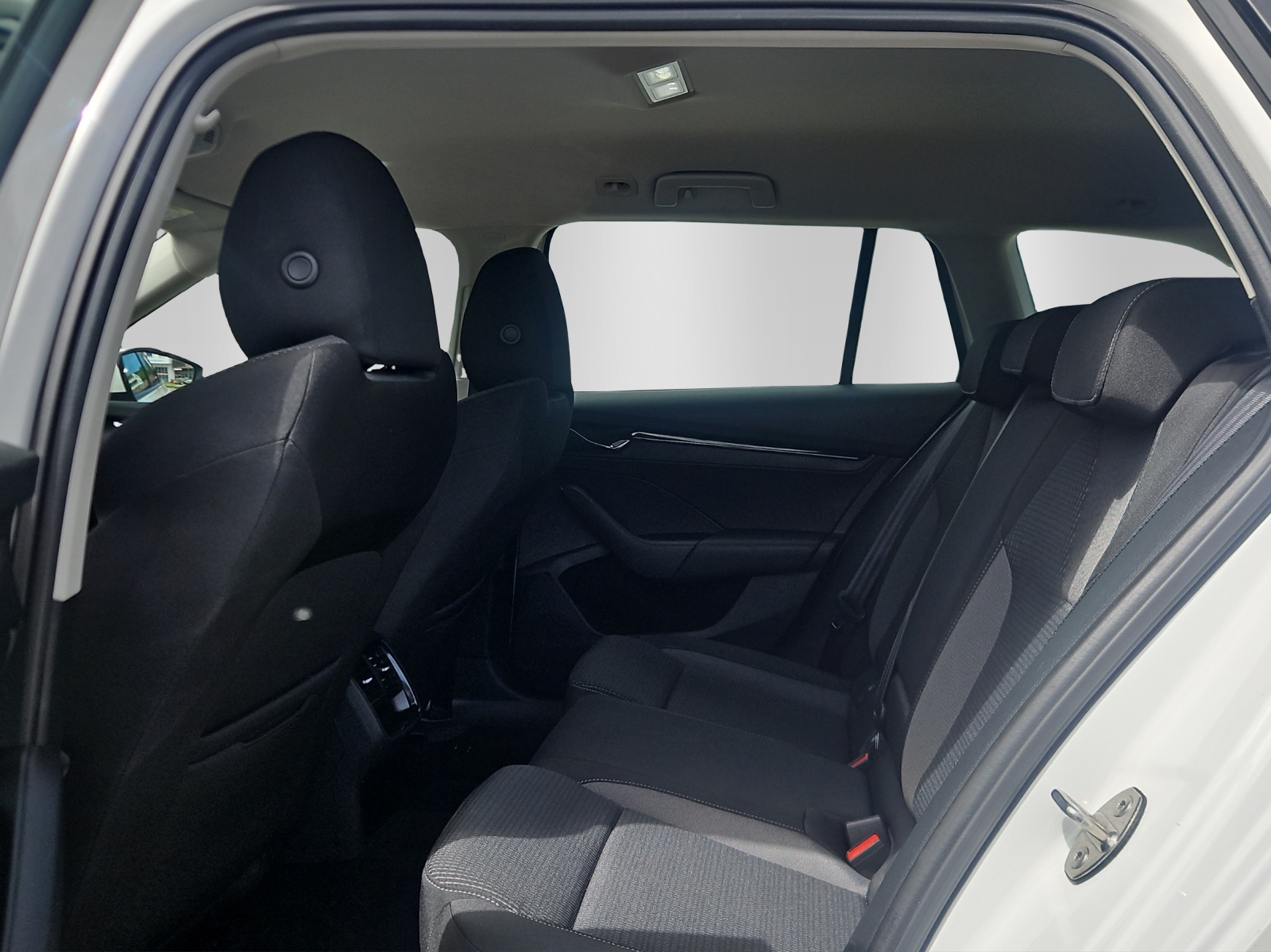 SKODA Octavia Combi 2.0 TDI DSG Ambition 4x4-image-6