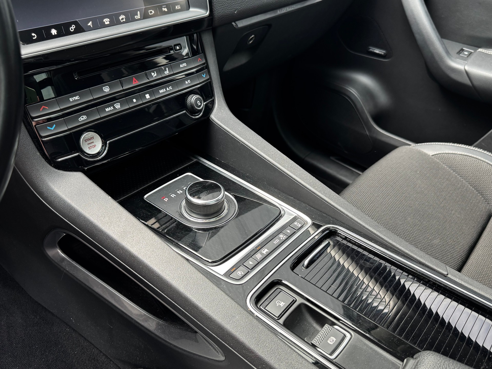 JAGUAR F-Pace 3.0 TD R-Sport AWD Automatik-image-17