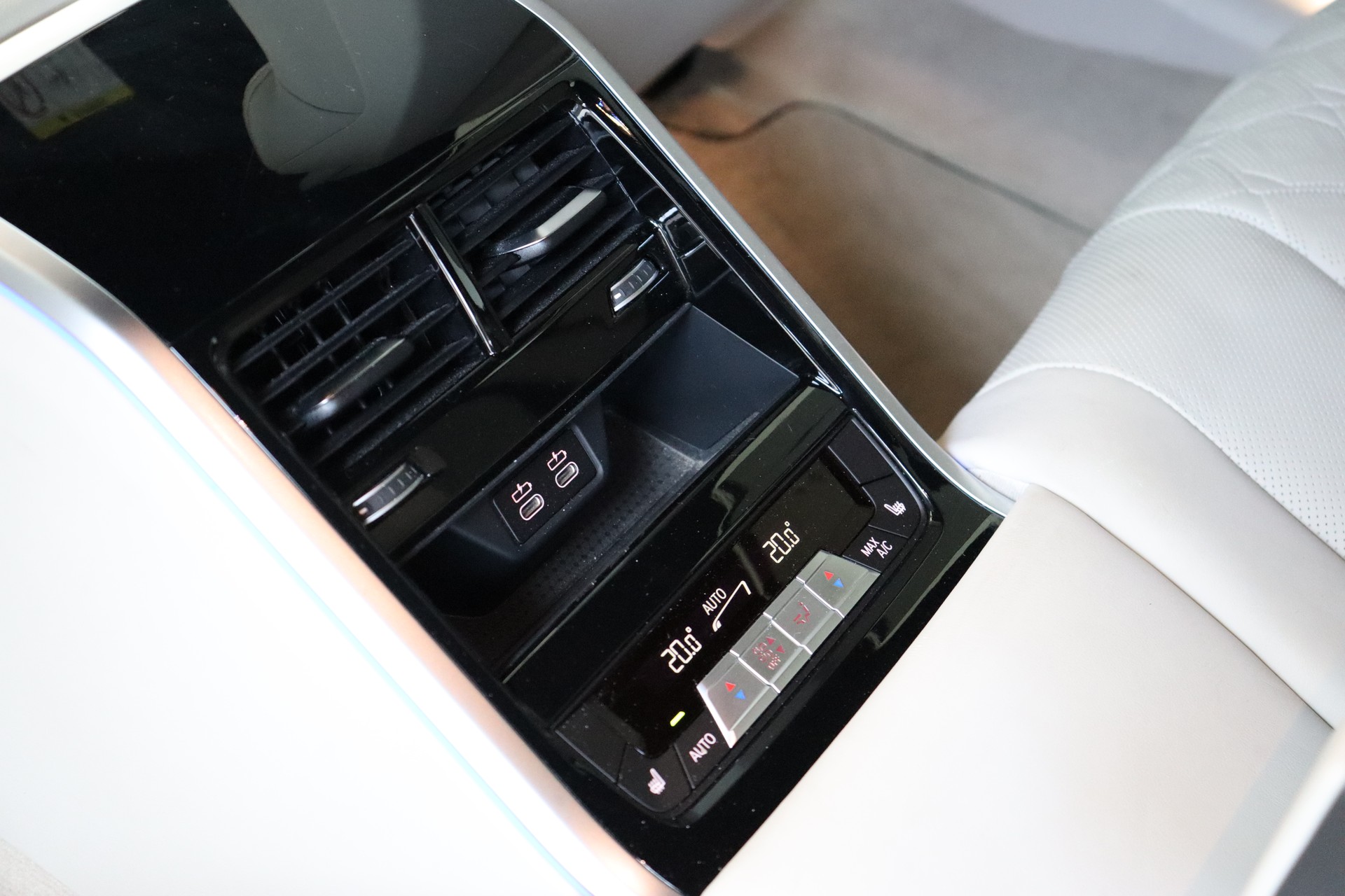 BMW M8 xDrive M Competition Steptronic**BMW INDIVIDUAL**-image-28
