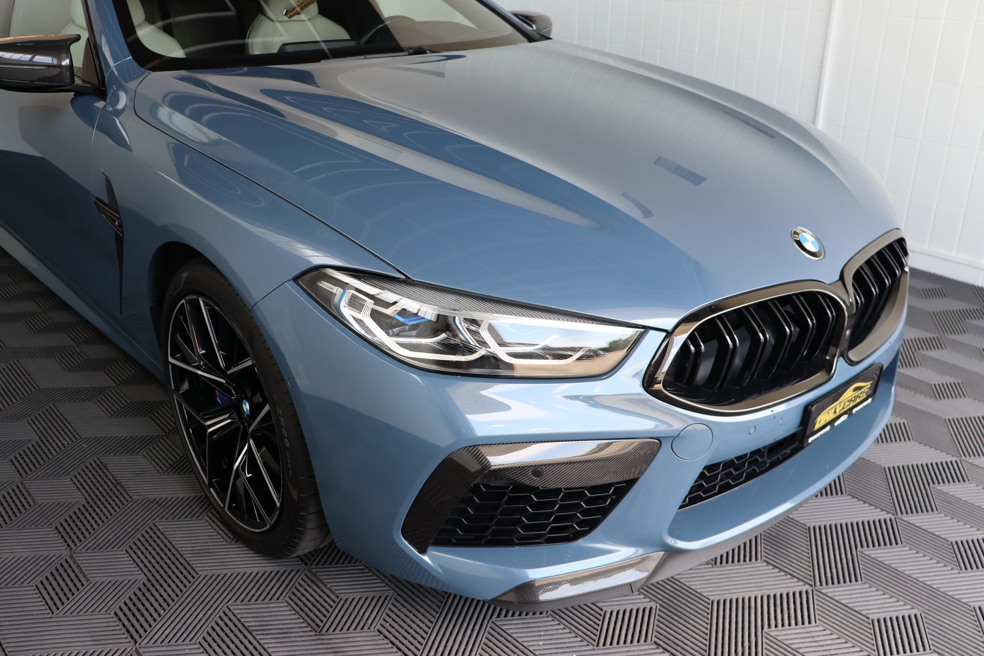 BMW M8 xDrive M Competition Steptronic**BMW INDIVIDUAL**-showroom-element-2