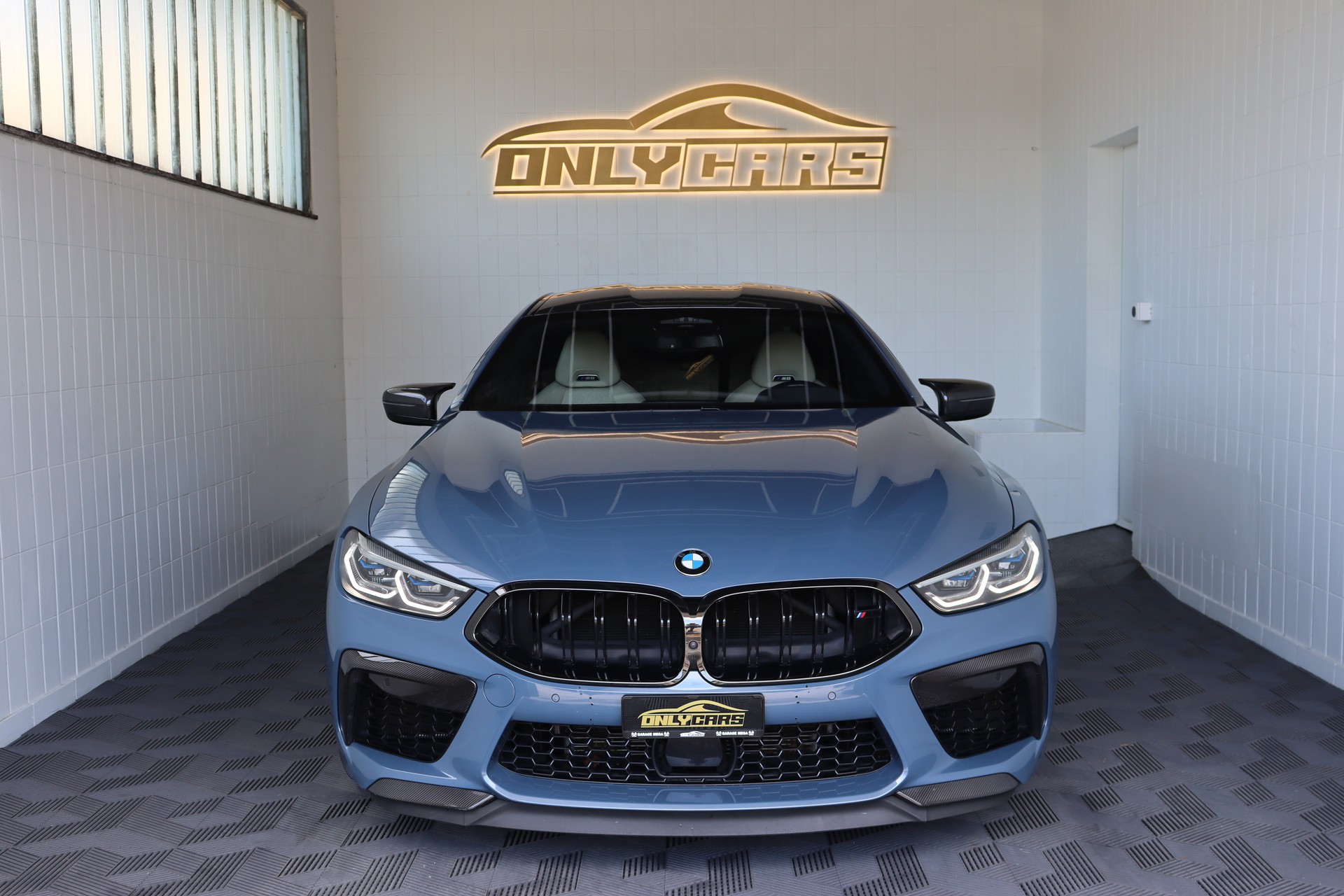 BMW M8 xDrive M Competition Steptronic**BMW INDIVIDUAL**-showroom-element-1