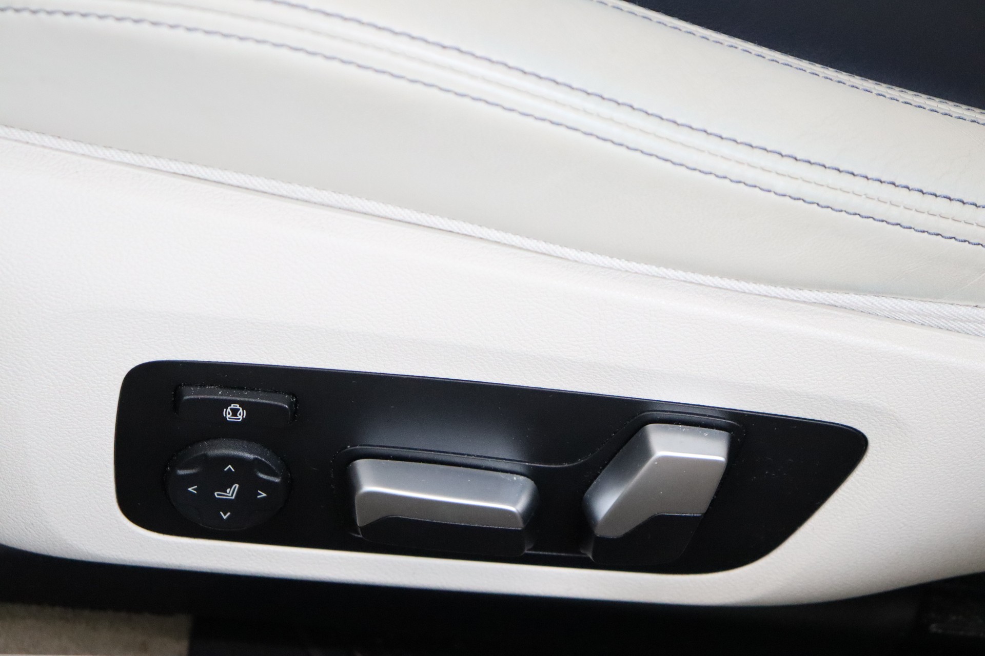 BMW M8 xDrive M Competition Steptronic**BMW INDIVIDUAL**-image-12