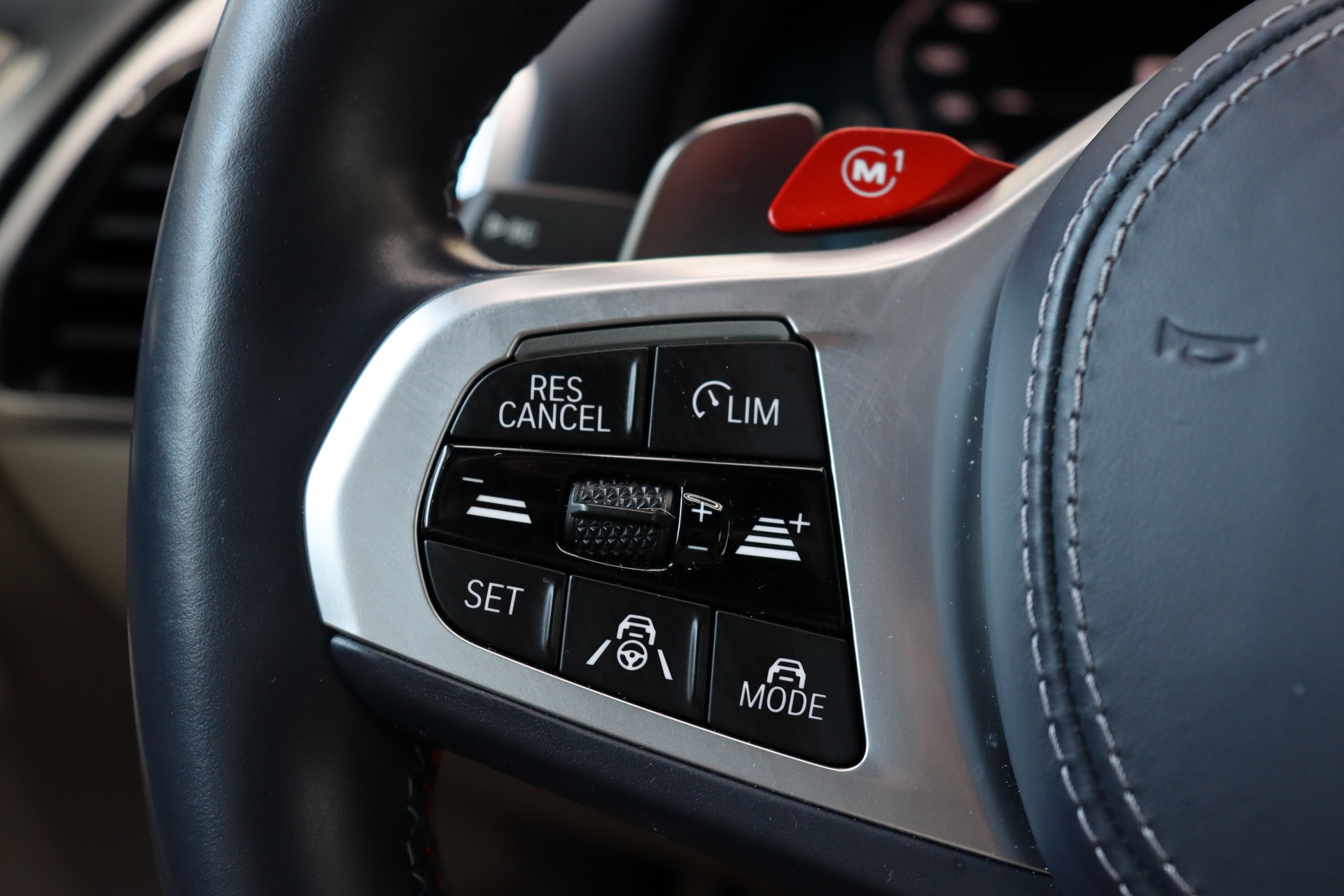 BMW M8 xDrive M Competition Steptronic**BMW INDIVIDUAL**-image-19
