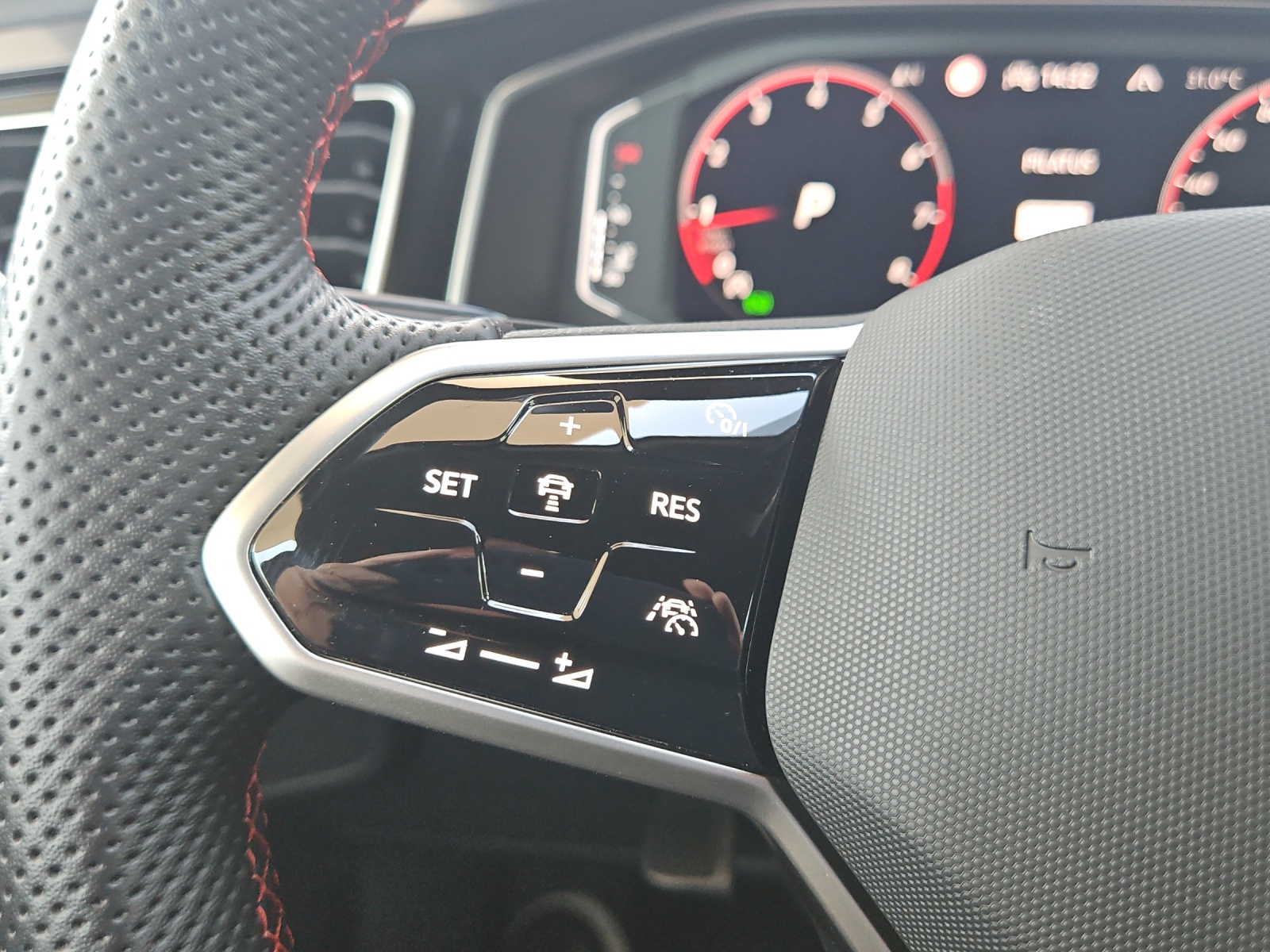 VW Polo 2.0 TSI GTI DSG-image-24