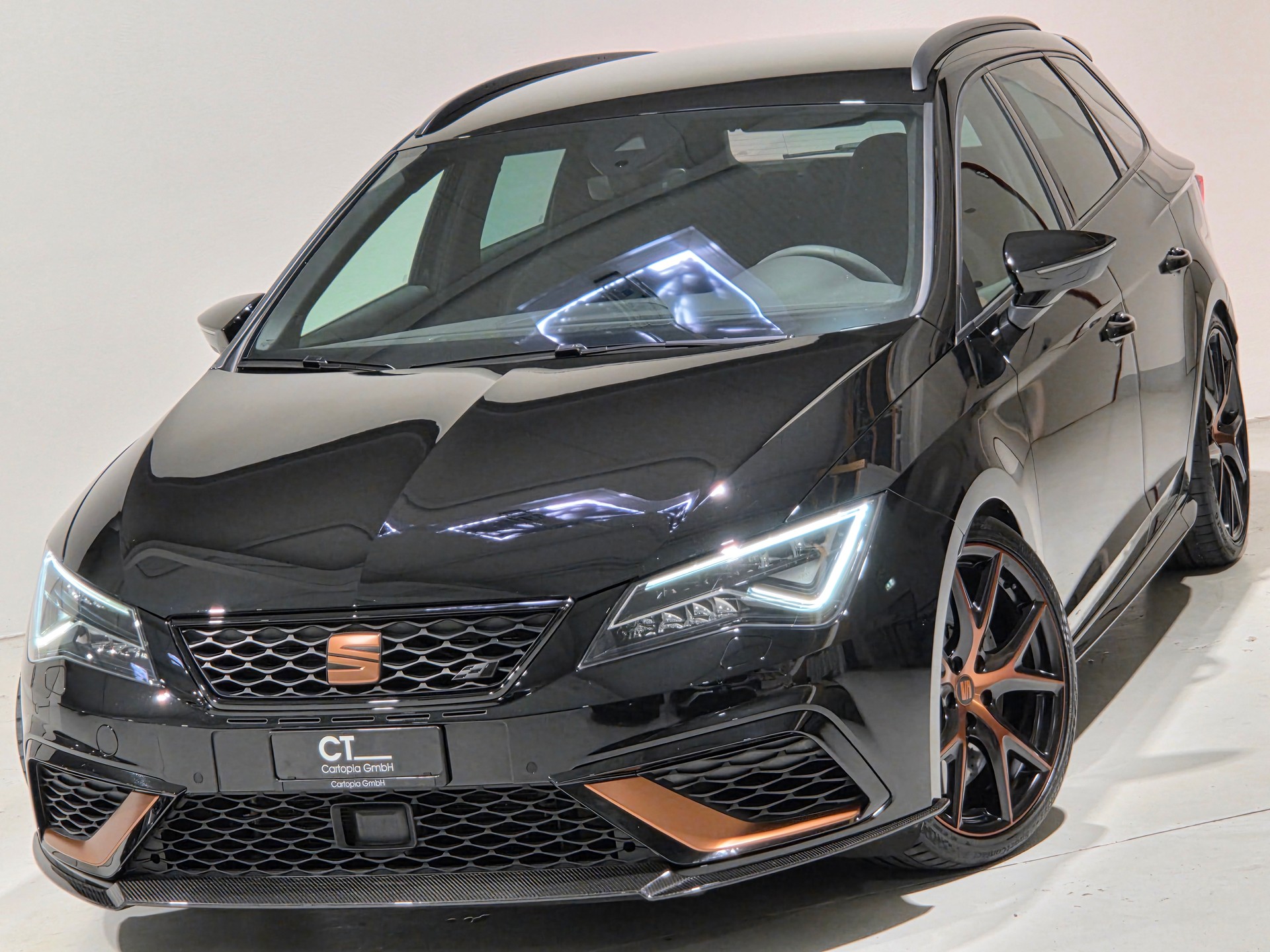 SEAT Leon ST 2.0 TSI Cupra R 300 4 Drive DSG Limited Edition-image-0