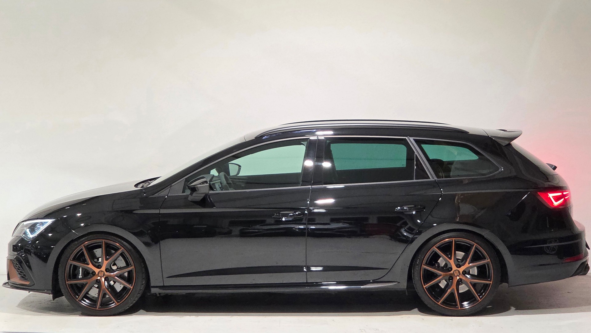 SEAT Leon ST 2.0 TSI Cupra R 300 4 Drive DSG Limited Edition-image-1