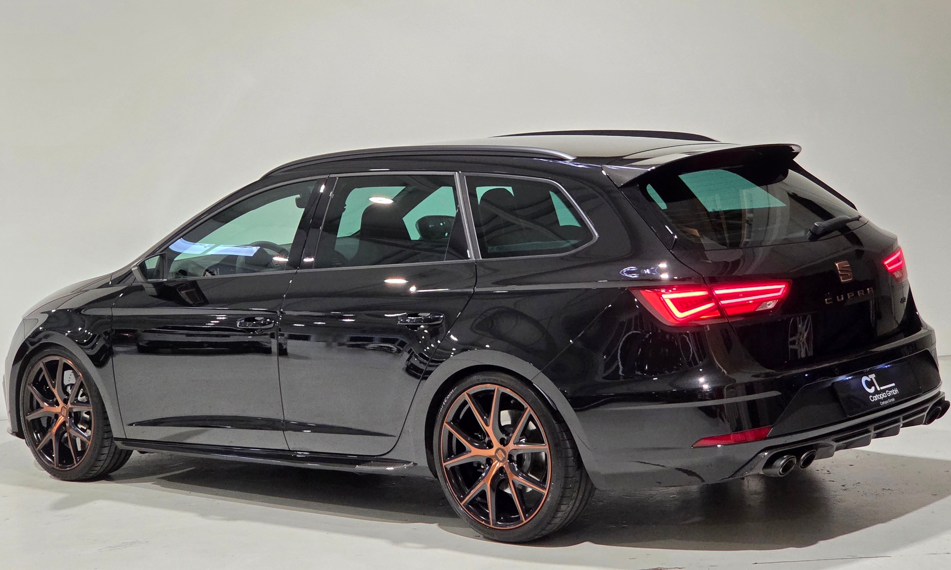 SEAT Leon ST 2.0 TSI Cupra R 300 4 Drive DSG Limited Edition-image-2