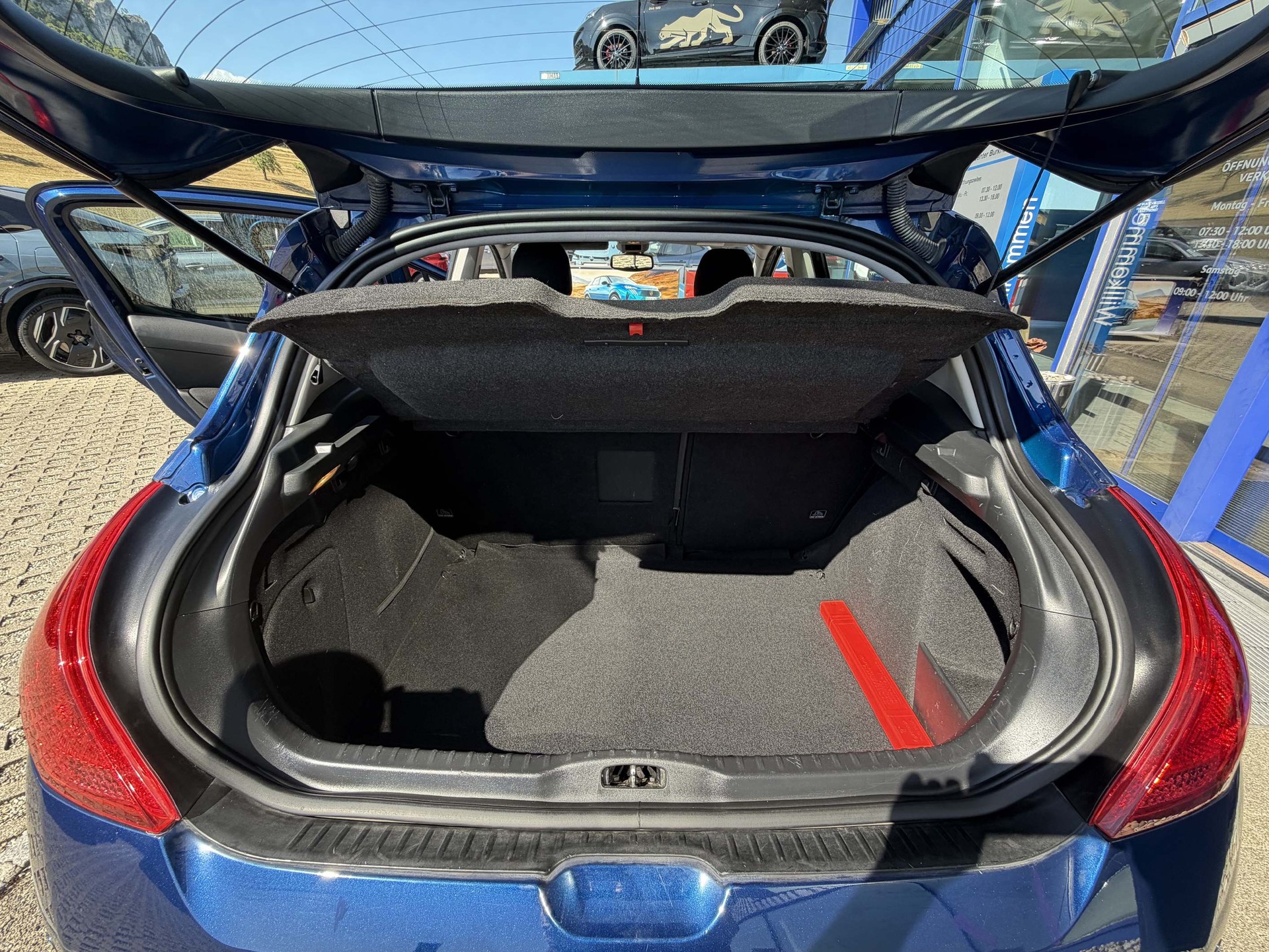PEUGEOT 308 1.6 Turbo 150 Swiss Edition-image-9