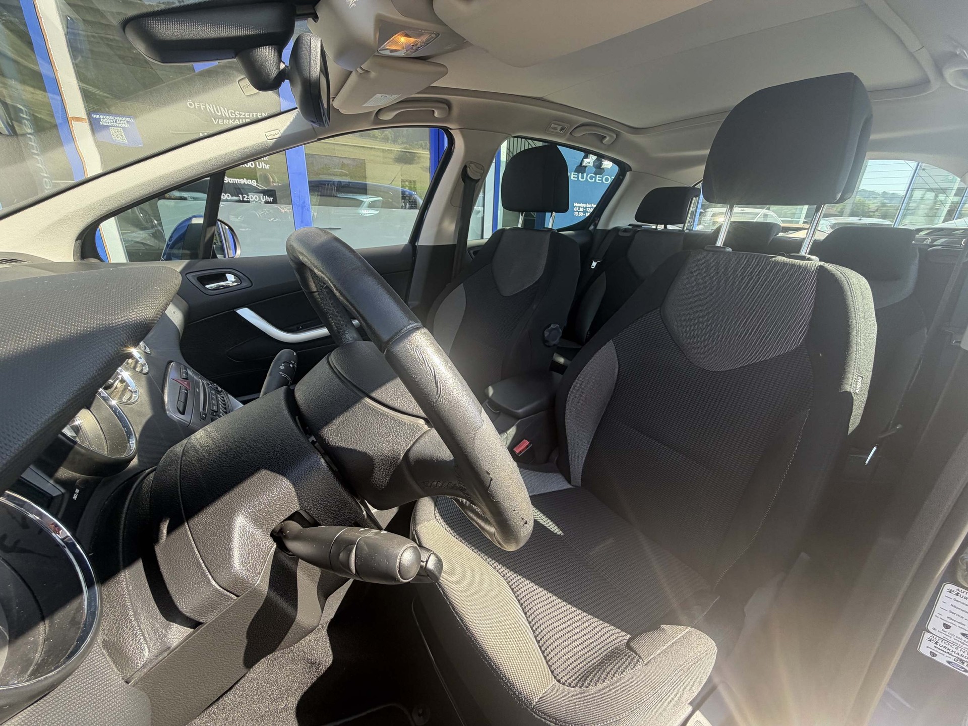 PEUGEOT 308 1.6 Turbo 150 Swiss Edition-image-5