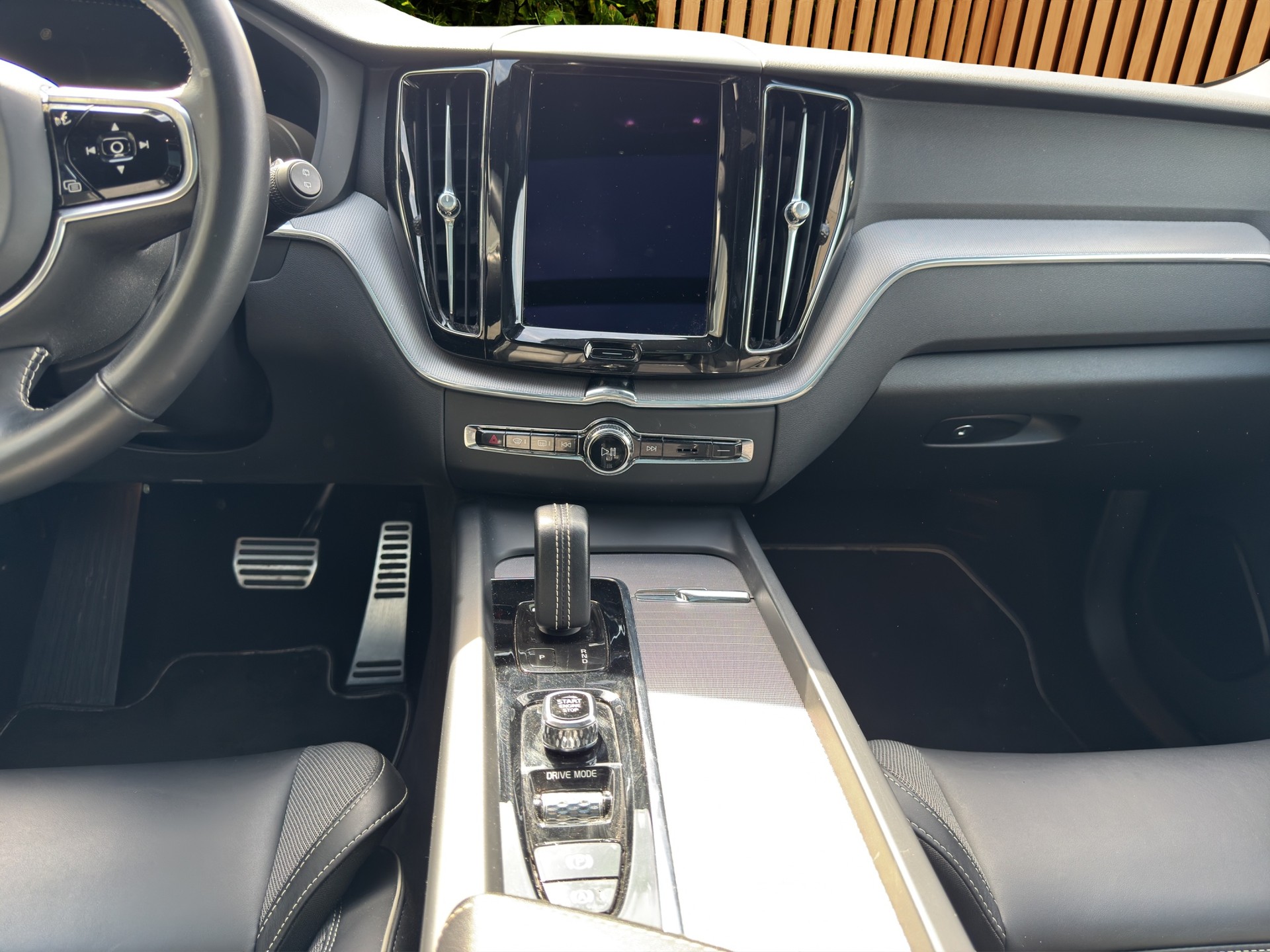 VOLVO XC60 2.0 T8 TE R-Design eAWD-image-10
