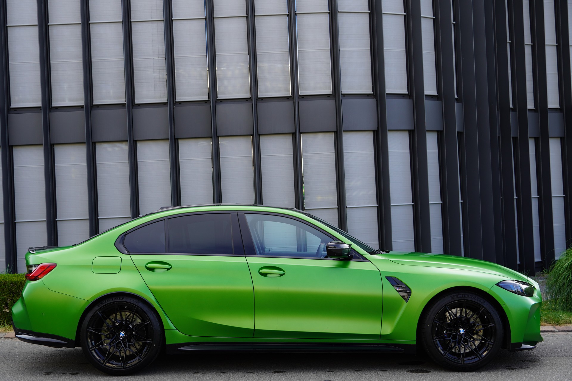 BMW M3 Competition M xDrive//M Carbon Schalensitze//Frozen Tampa Bay Green//-image-0