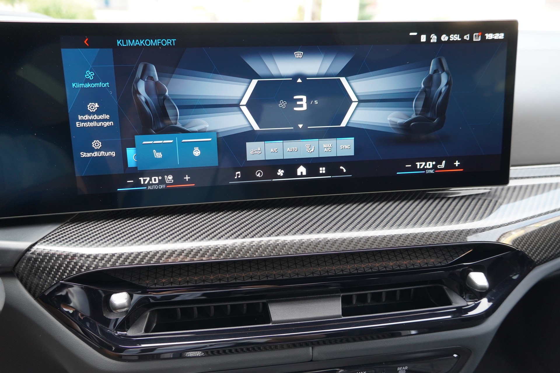 BMW M3 Competition M xDrive//M Carbon Schalensitze//Frozen Tampa Bay Green//-image-12