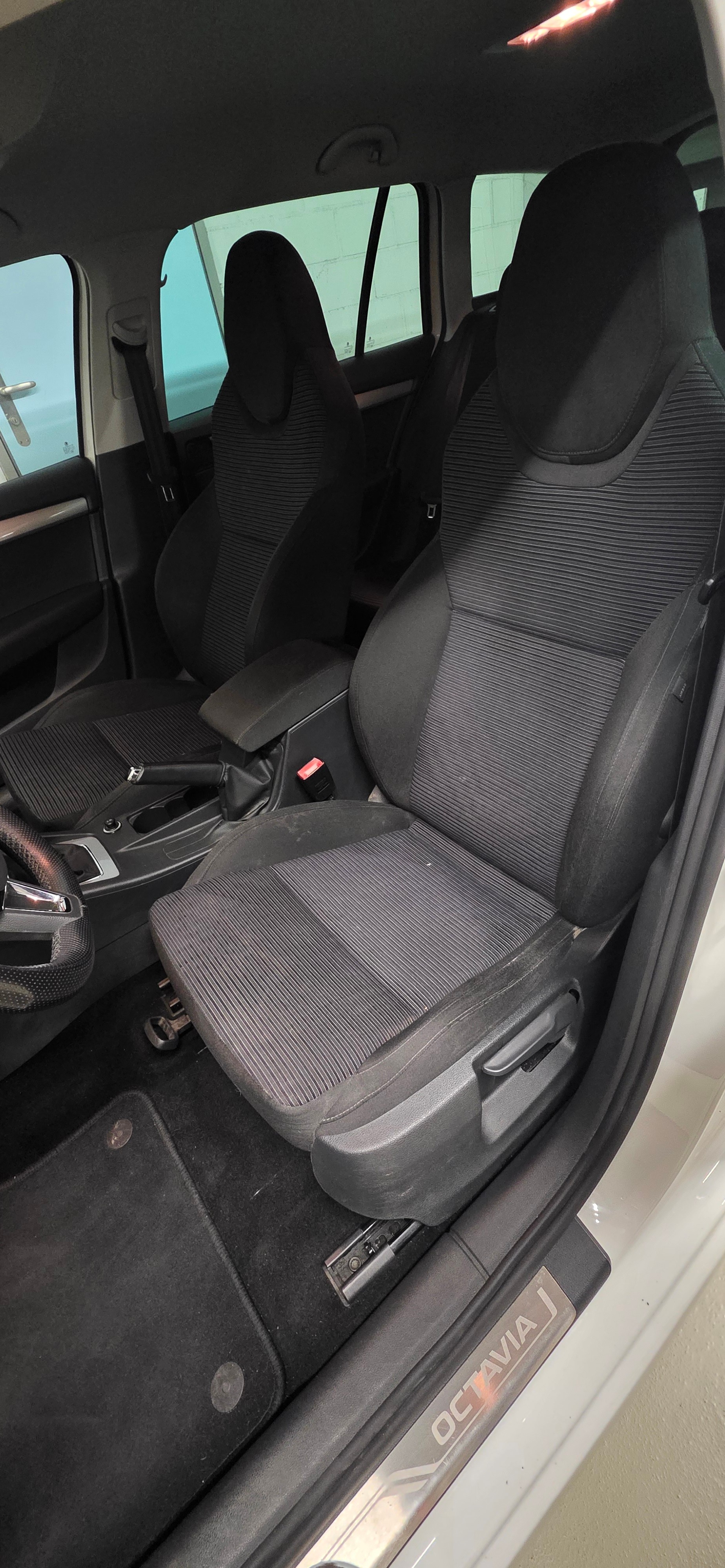SKODA Octavia Combi 2.0 TDI Elegance 4x4-image-9