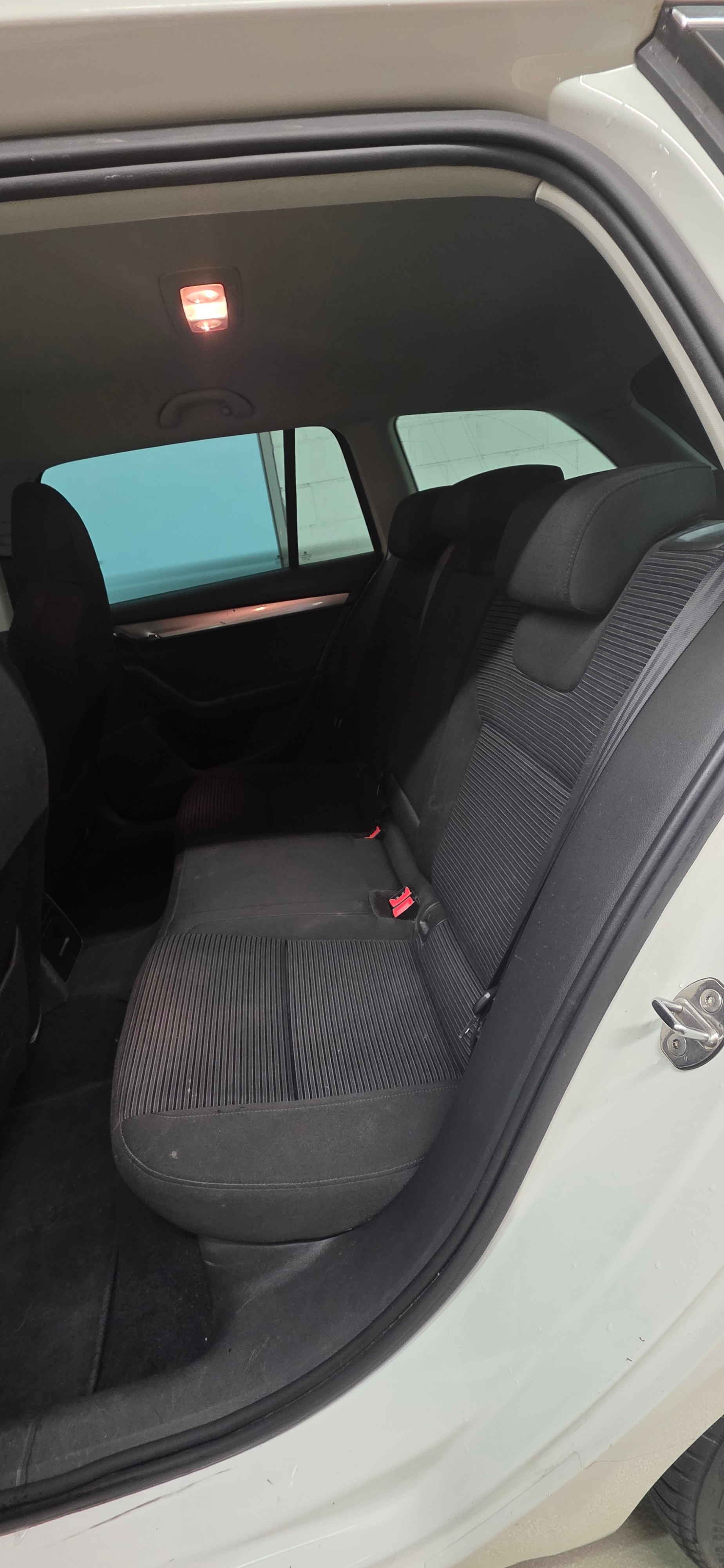 SKODA Octavia Combi 2.0 TDI Elegance 4x4-image-10