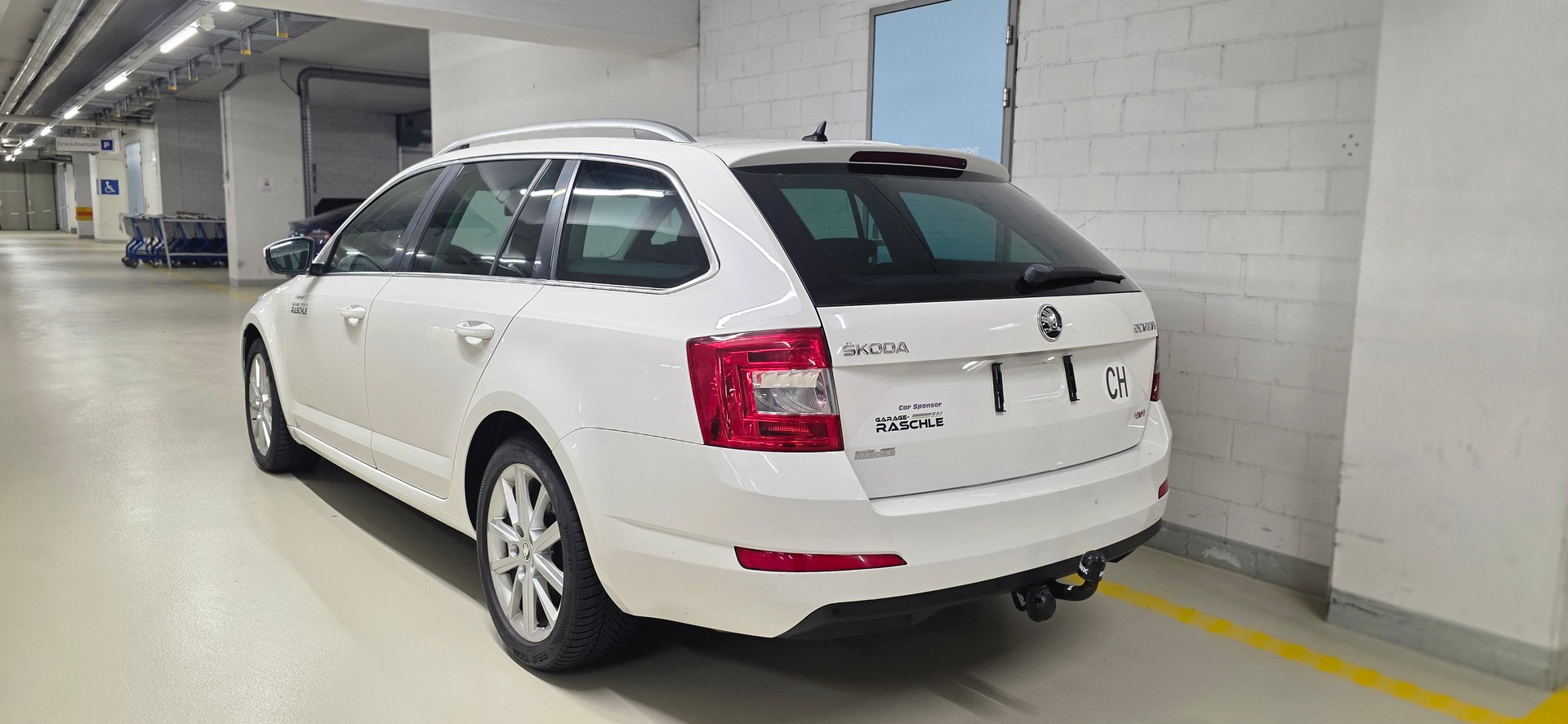SKODA Octavia Combi 2.0 TDI Elegance 4x4-image-2