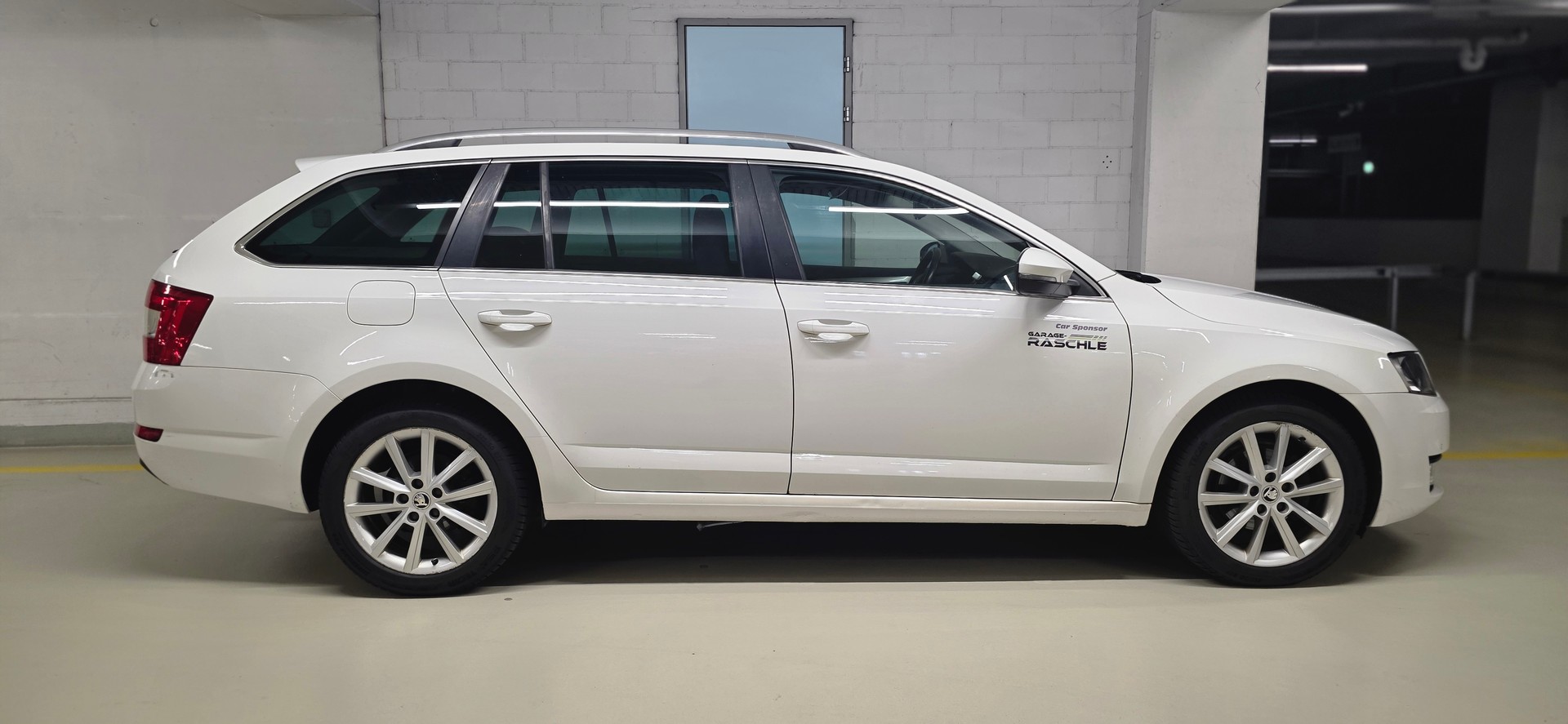 SKODA Octavia Combi 2.0 TDI Elegance 4x4-image-5