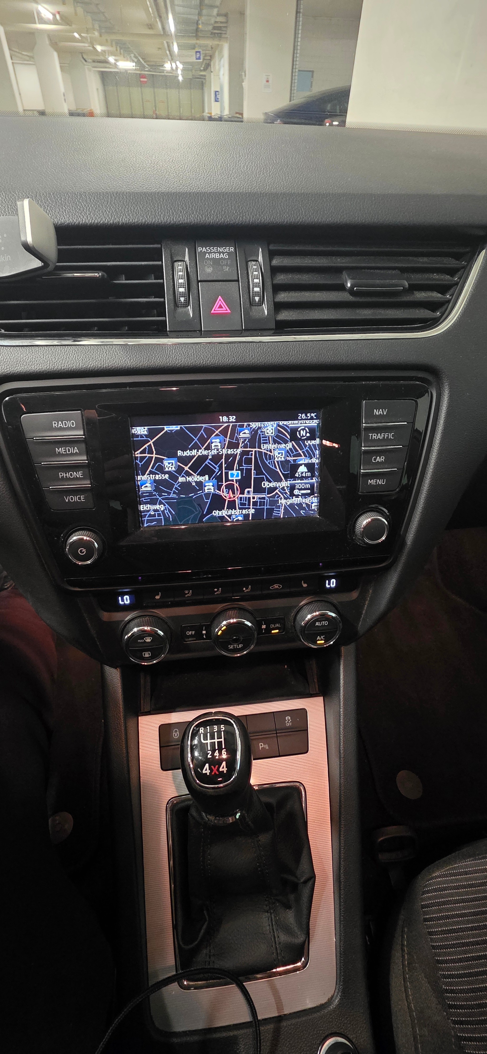 SKODA Octavia Combi 2.0 TDI Elegance 4x4-image-11