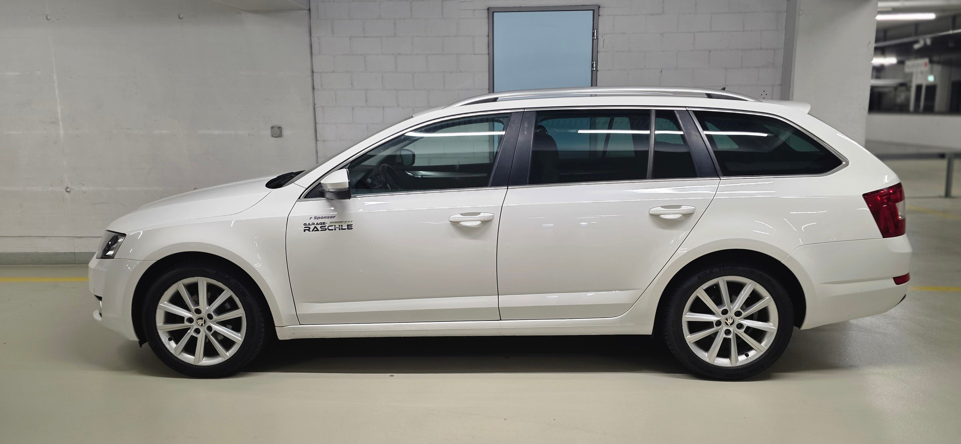 SKODA Octavia Combi 2.0 TDI Elegance 4x4-image-1