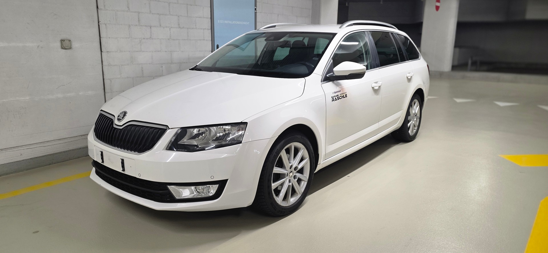 SKODA Octavia Combi 2.0 TDI Elegance 4x4-image-0