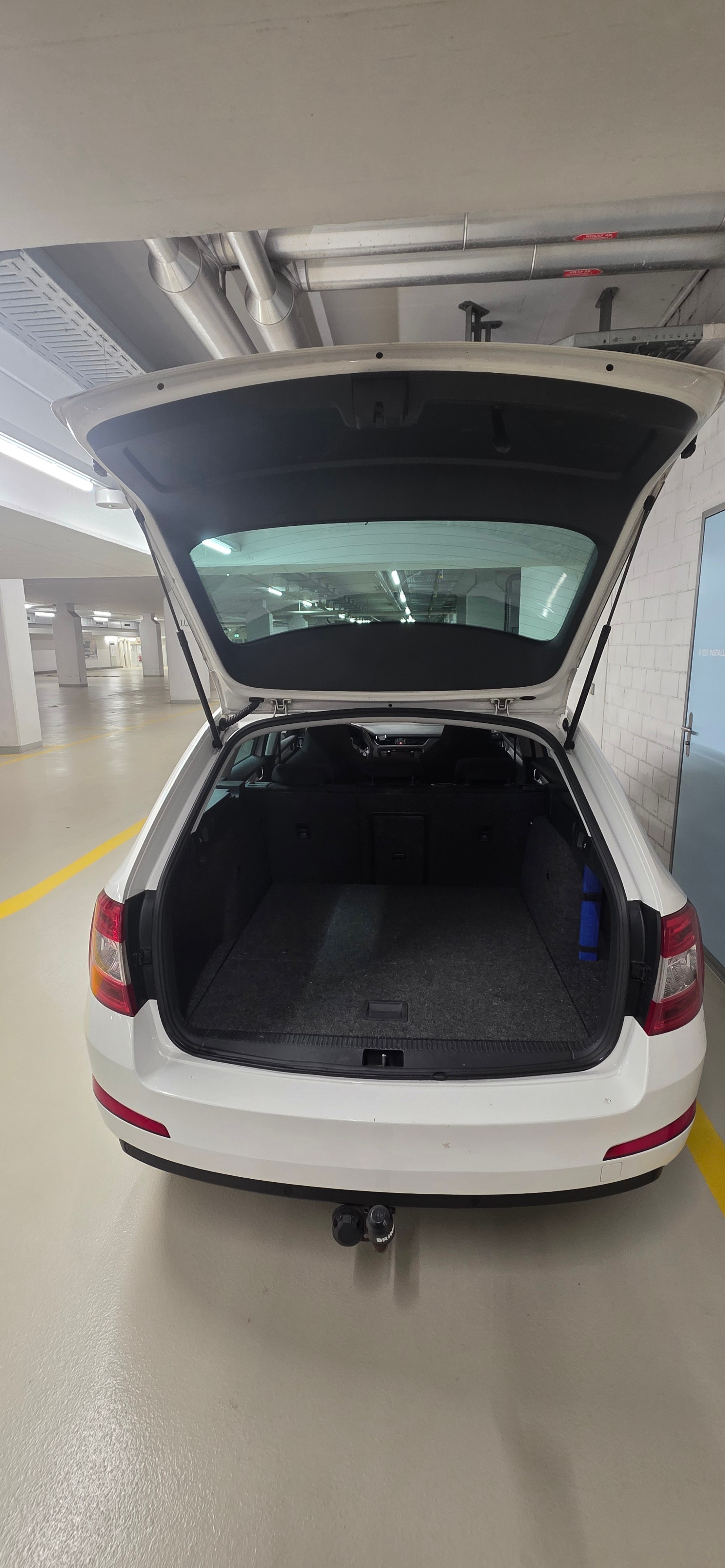 SKODA Octavia Combi 2.0 TDI Elegance 4x4-image-13