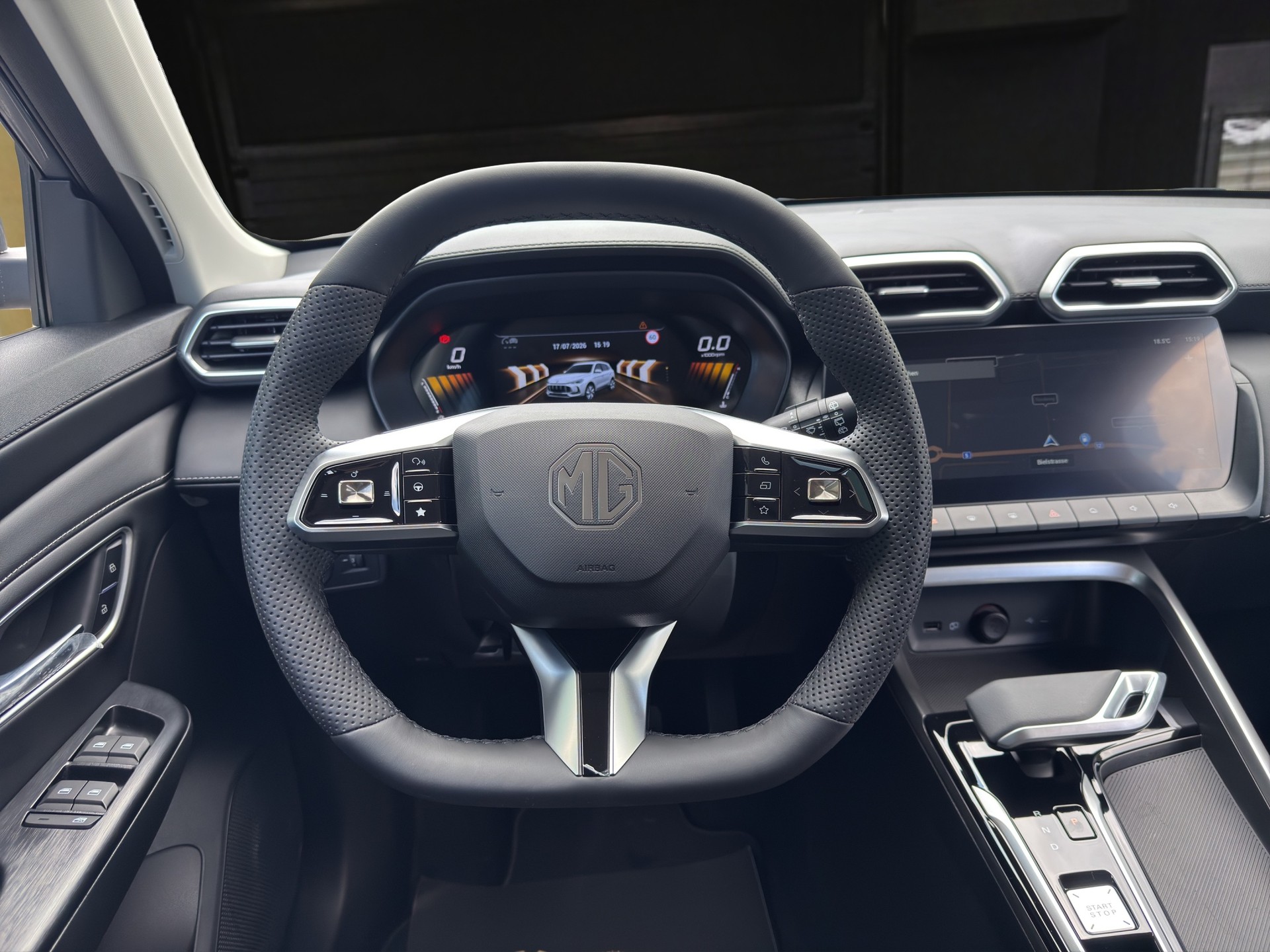 MG ZS 1.5 Hybrid+ Luxury-image-11