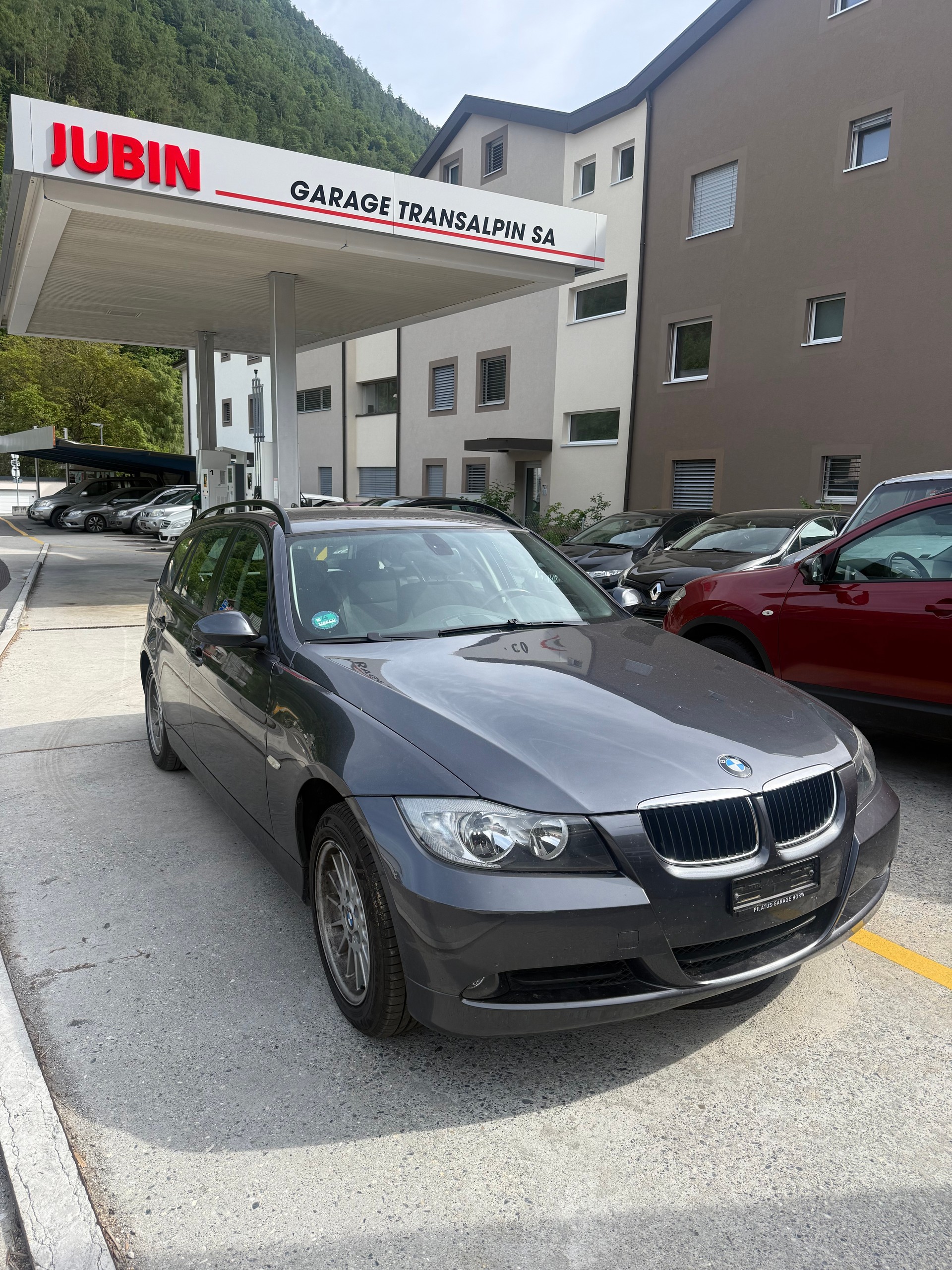 BMW 320i Touring-image-1
